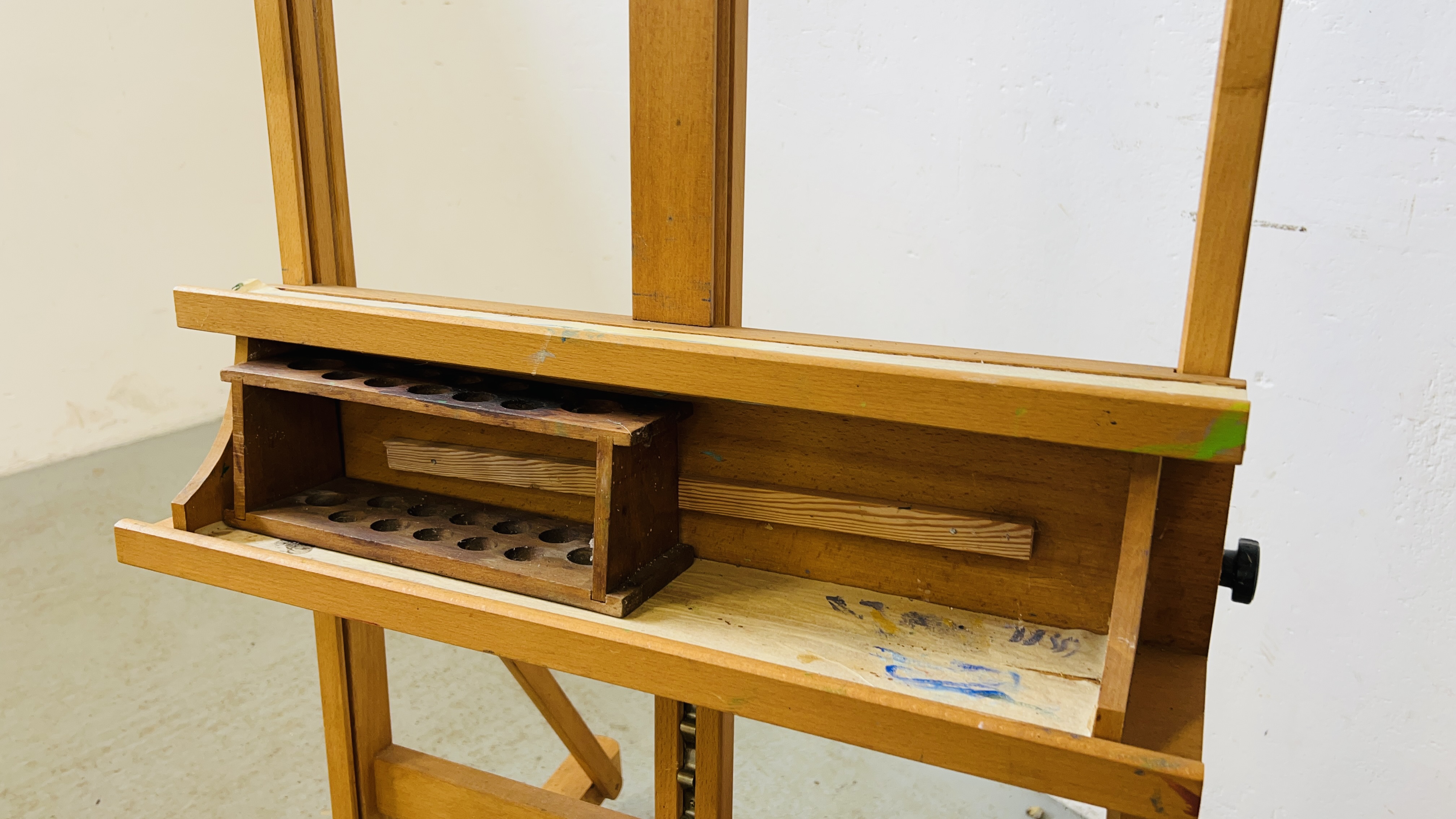 A WINDSOR AND NEWTON LARGE ARTISTS EASEL WITH ADJUSTABLE SHELF AND REVOLVING STOOL - Image 4 of 7