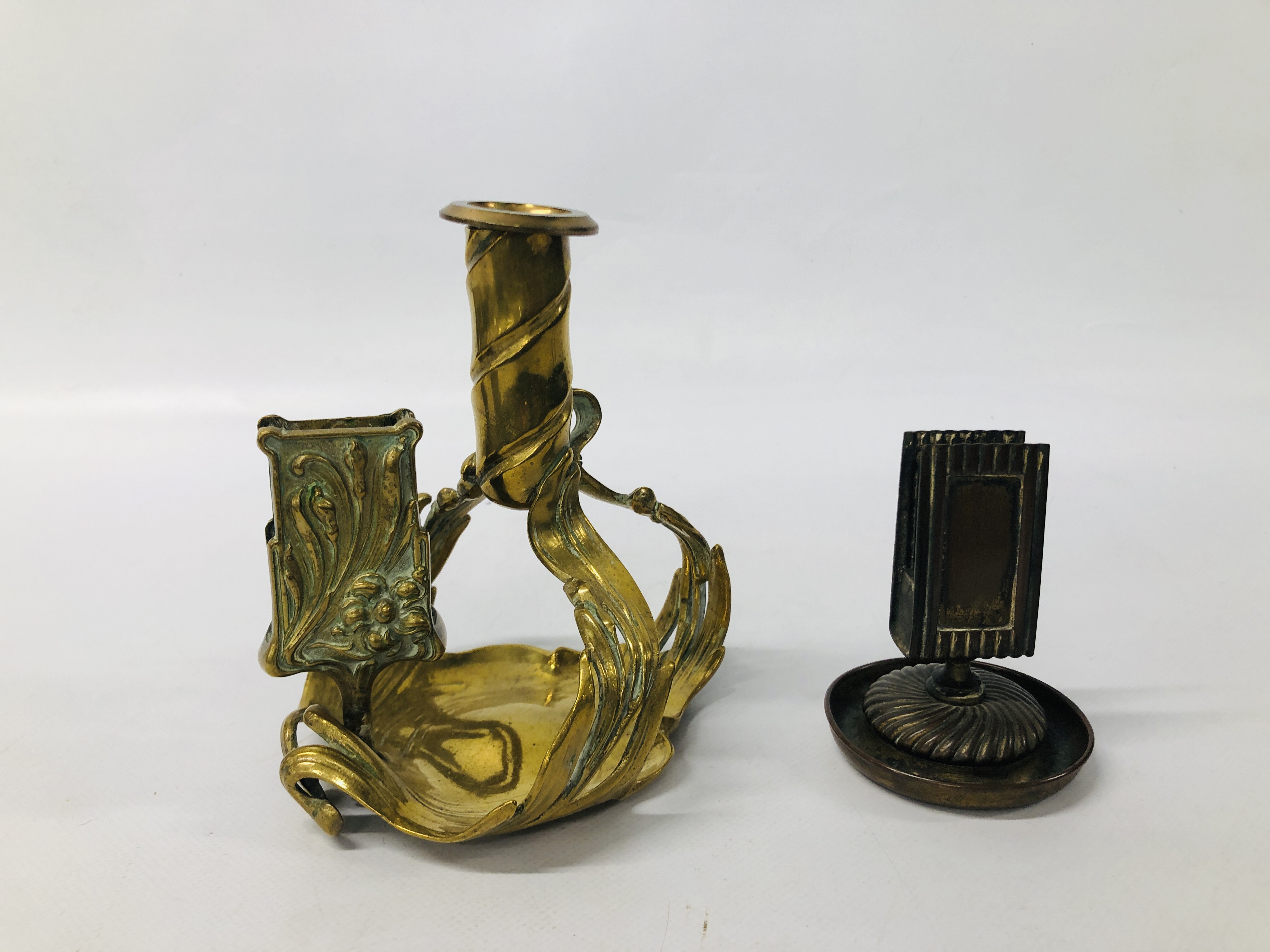 VINTAGE BRASS ART NOUVEAU CHAMBER STICK (HEIGHT 16CM.