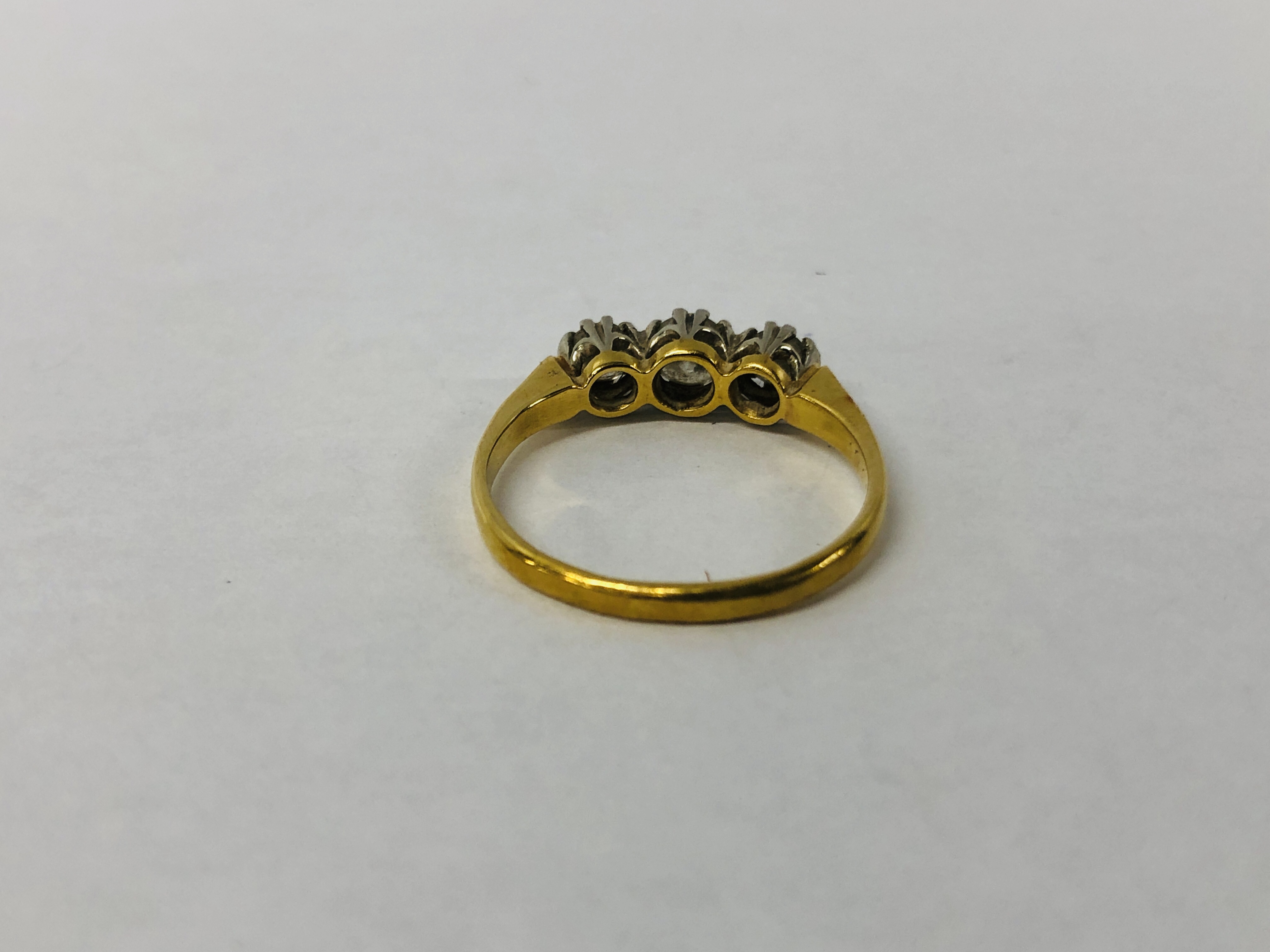 AN 18CT GOLD THREE STONE DIAMOND RING. - Image 5 of 10