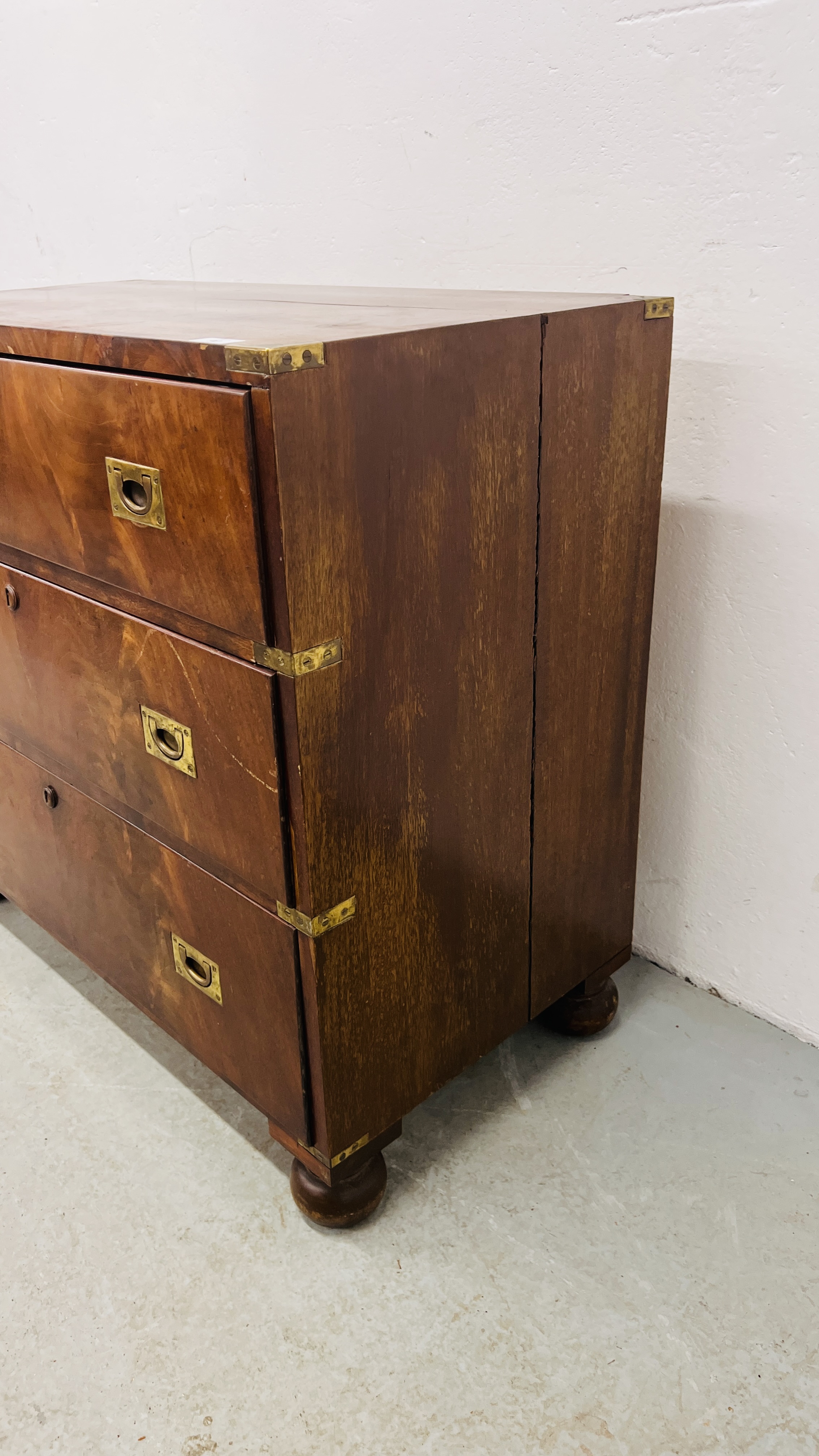 AN ANTIQUE MAHOGANY THREE DRAWER CAMPAIGN CHEST WITH BRASS HANDLES AN BANDING HEIGHT 80CM. - Image 2 of 7