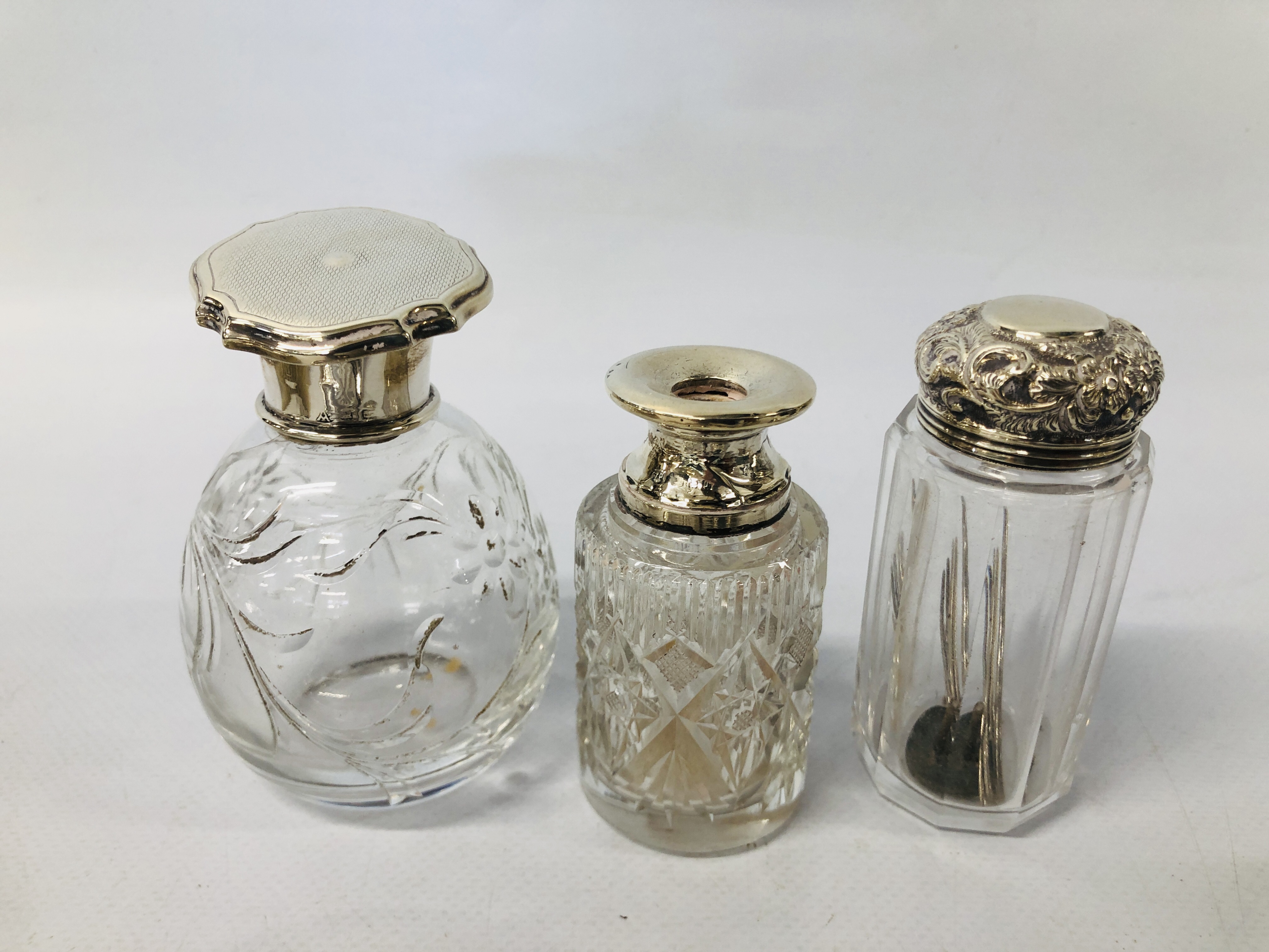 A COLLECTION OF SILVER TOPPED DRESSING TABLE ITEMS TO INCLUDE HEART SHAPED TRINKET, PIN POTS, - Image 7 of 13