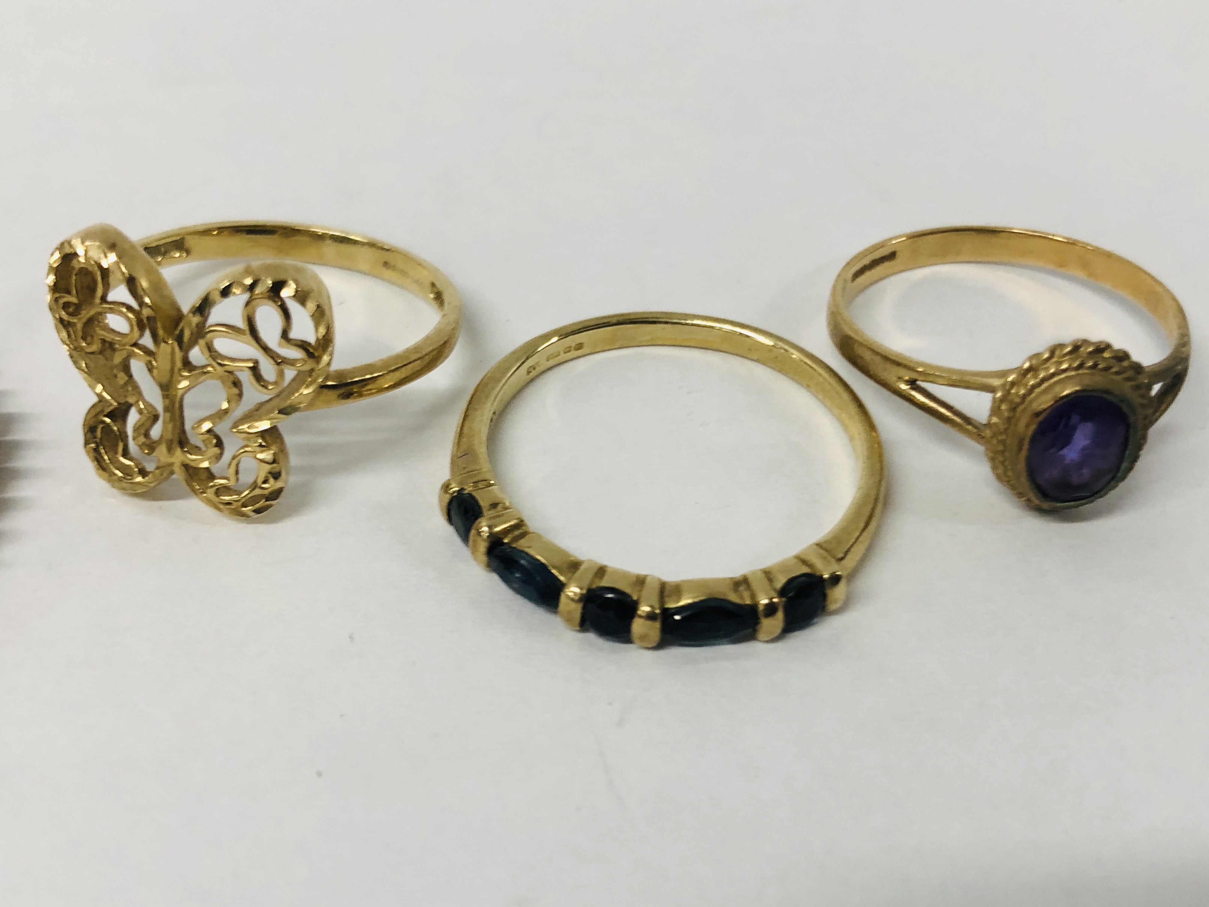 3 X 9CT. GOLD DRESS RINGS SET WITH SAPPHIRES (1 A/F), AN AMETHYST SET 9CT. GOLD AND A 9CT. - Image 3 of 12