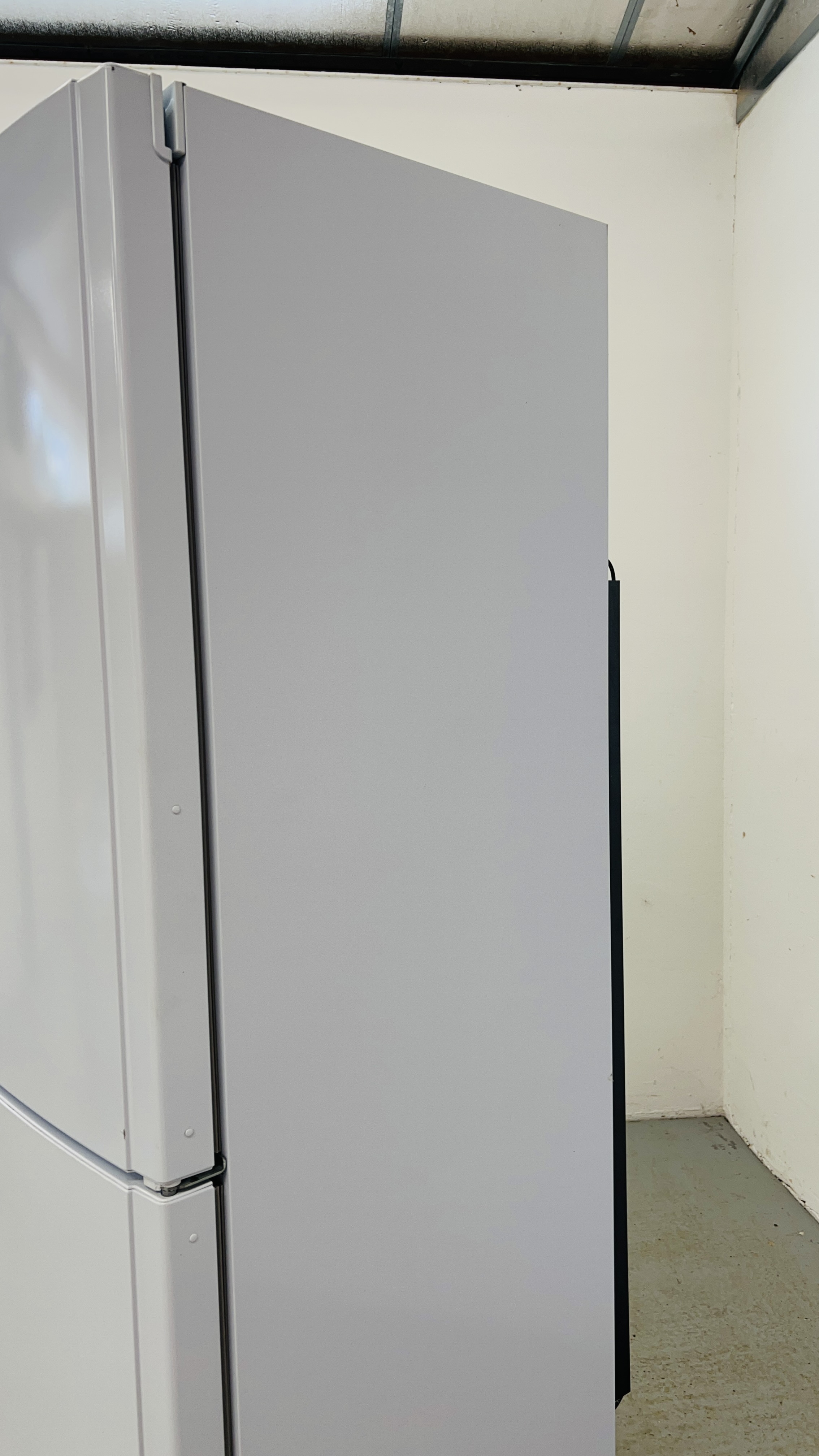 A HOTPOINT FRIDGE FREEZER WITH STAINLESS FINISH HANDLES - SOLD AS SEEN - Image 5 of 10