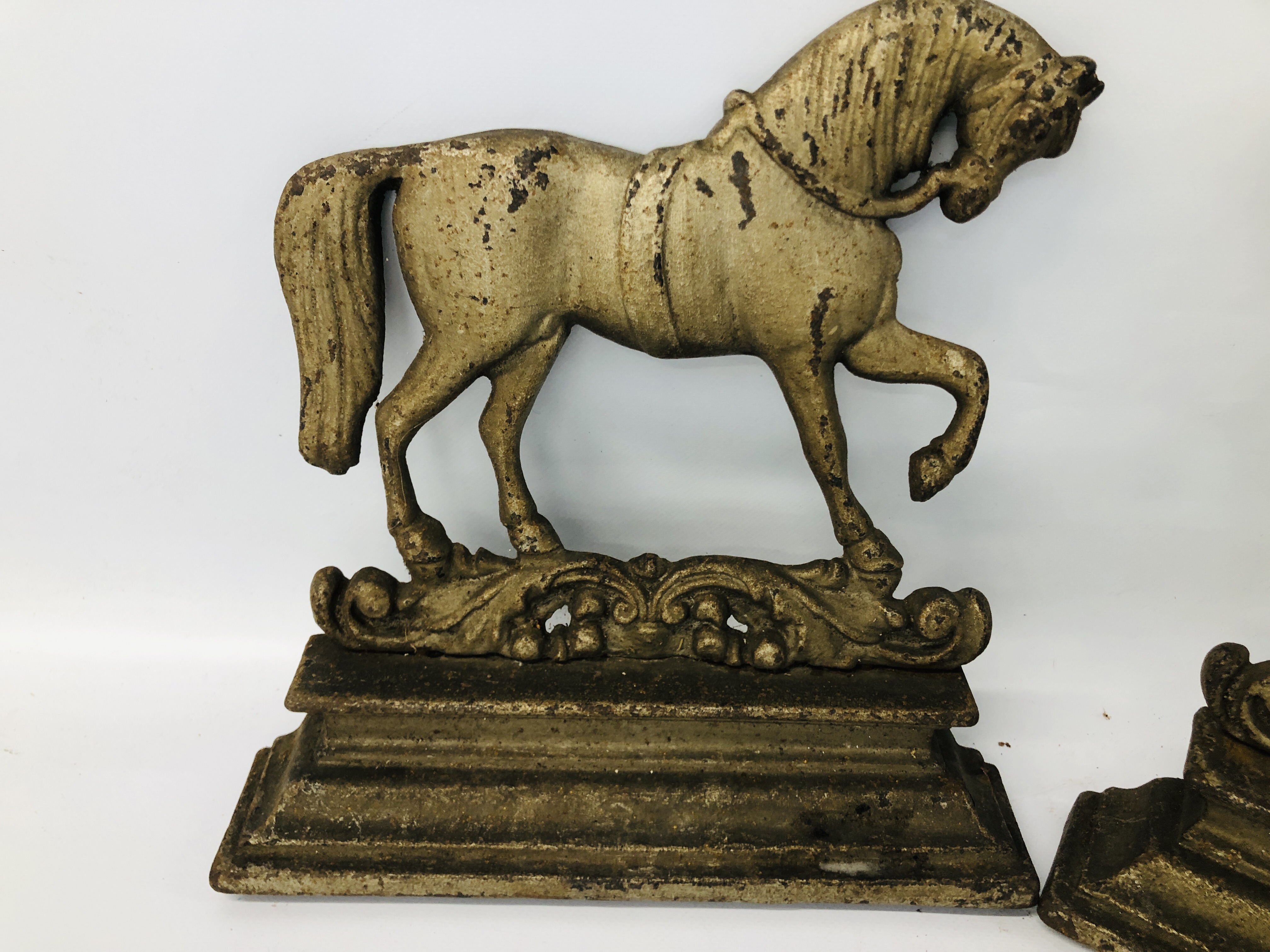 A PAIR OF CAST IRON HORSE FIRE GUARDS - Image 5 of 6