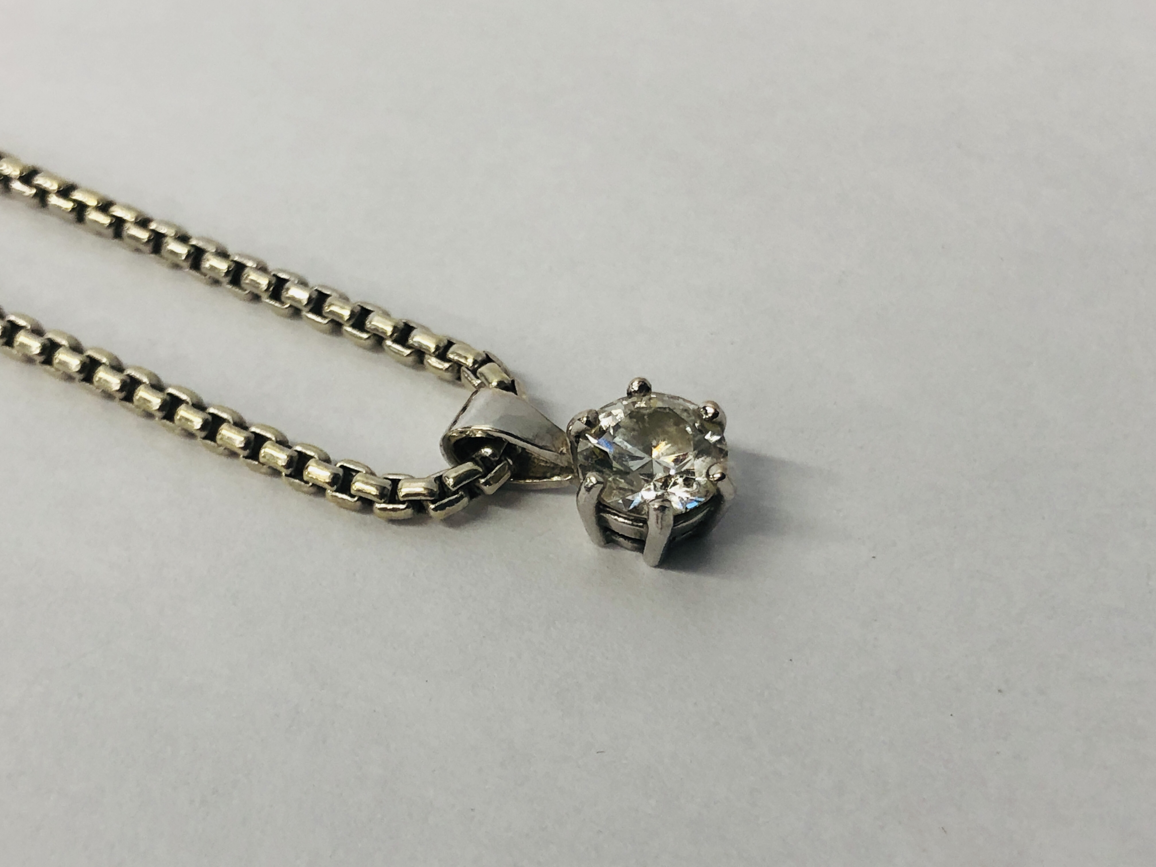A 9CT WHITE GOLD BOX LINK NECKLACE WITH SOLITAIRE DIAMOND PENDANT ATTACHED (APPROX DIAMETER 5. - Image 5 of 8