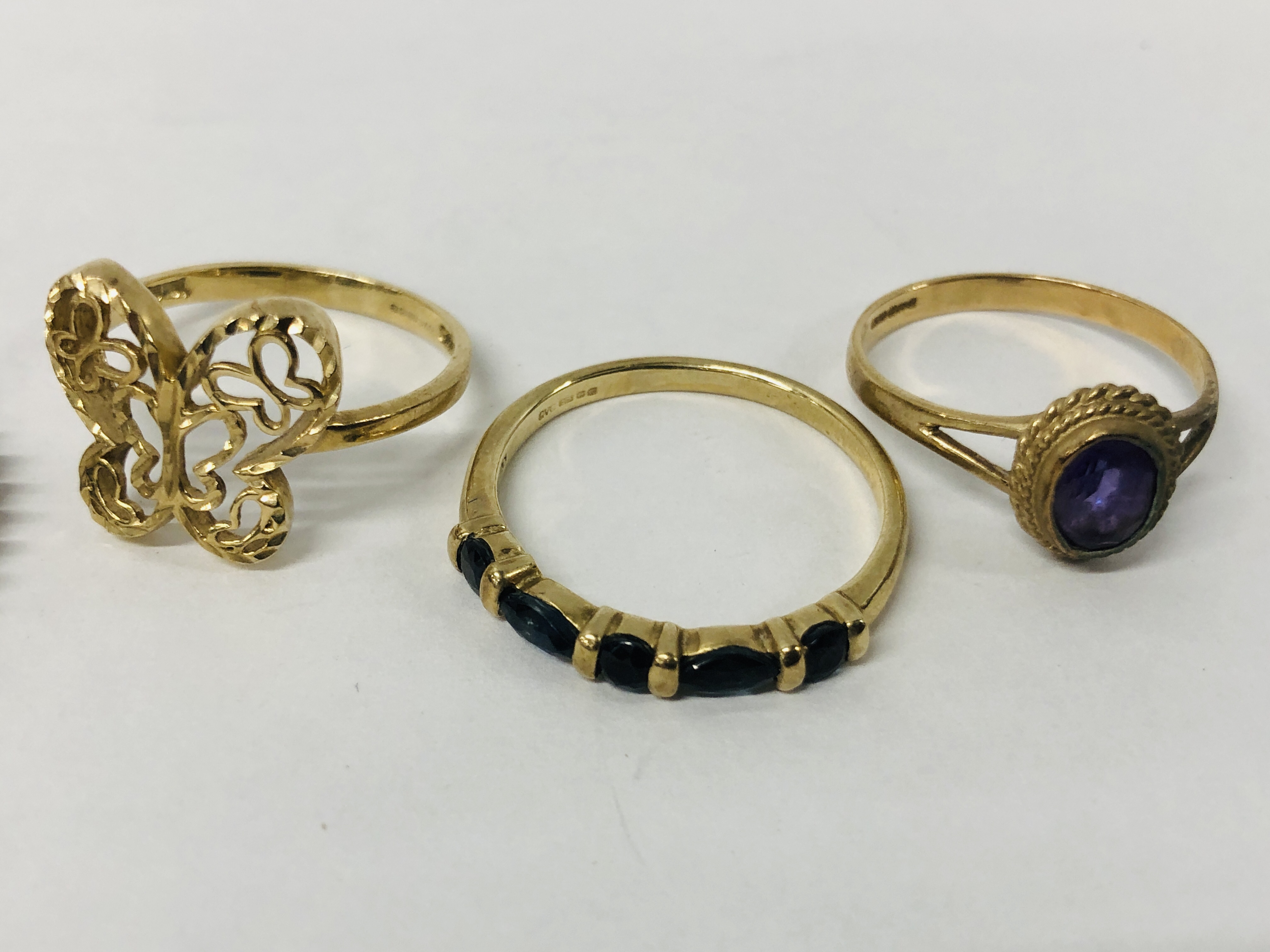 3 X 9CT. GOLD DRESS RINGS SET WITH SAPPHIRES (1 A/F), AN AMETHYST SET 9CT. GOLD AND A 9CT. - Image 4 of 12