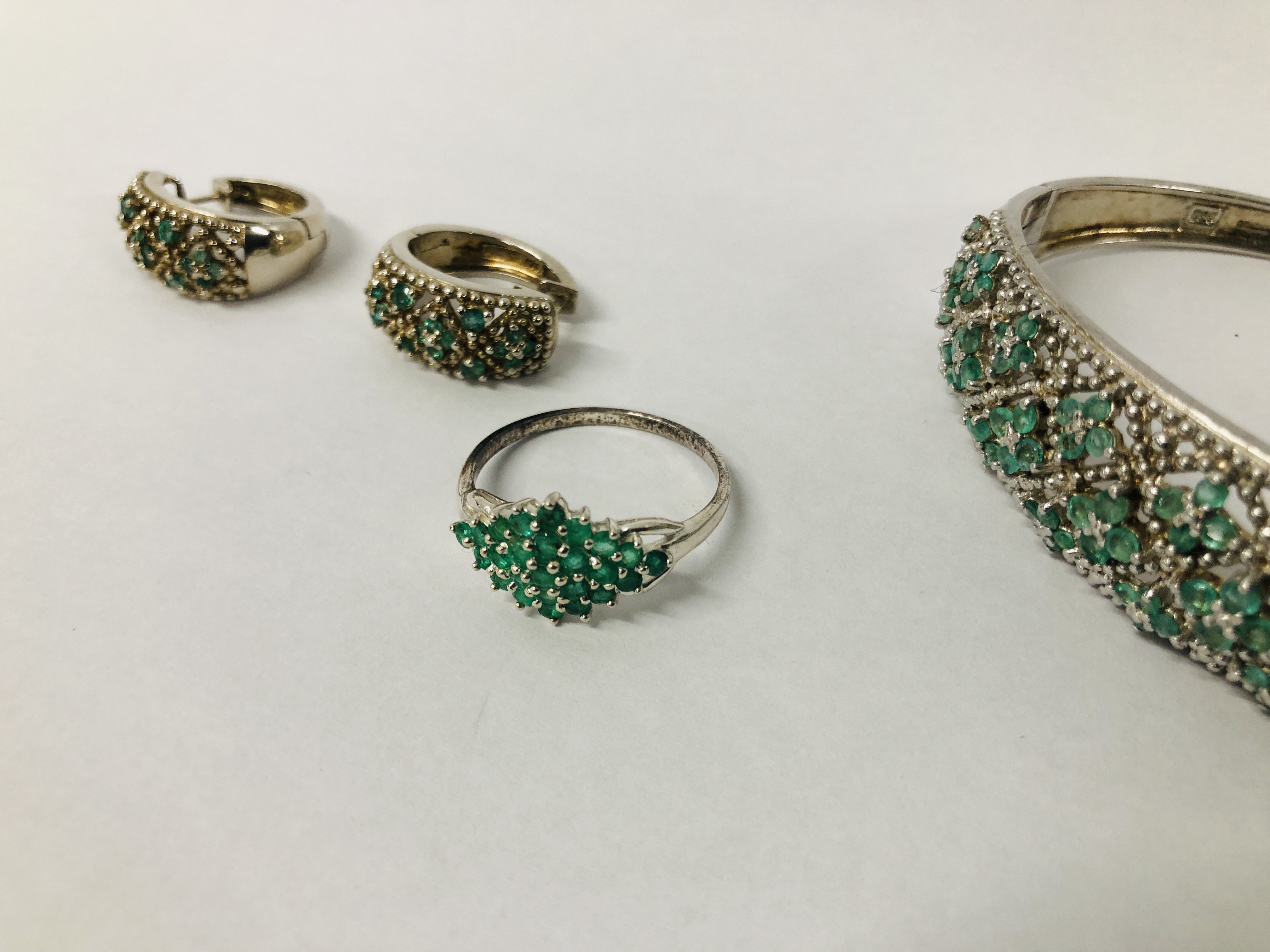 DESIGNER SILVER HINGED BANGLE SET WITH GREEN STONES IN A FLOWER HEAD DESIGN ALONG WITH A PAIR OF - Image 4 of 11