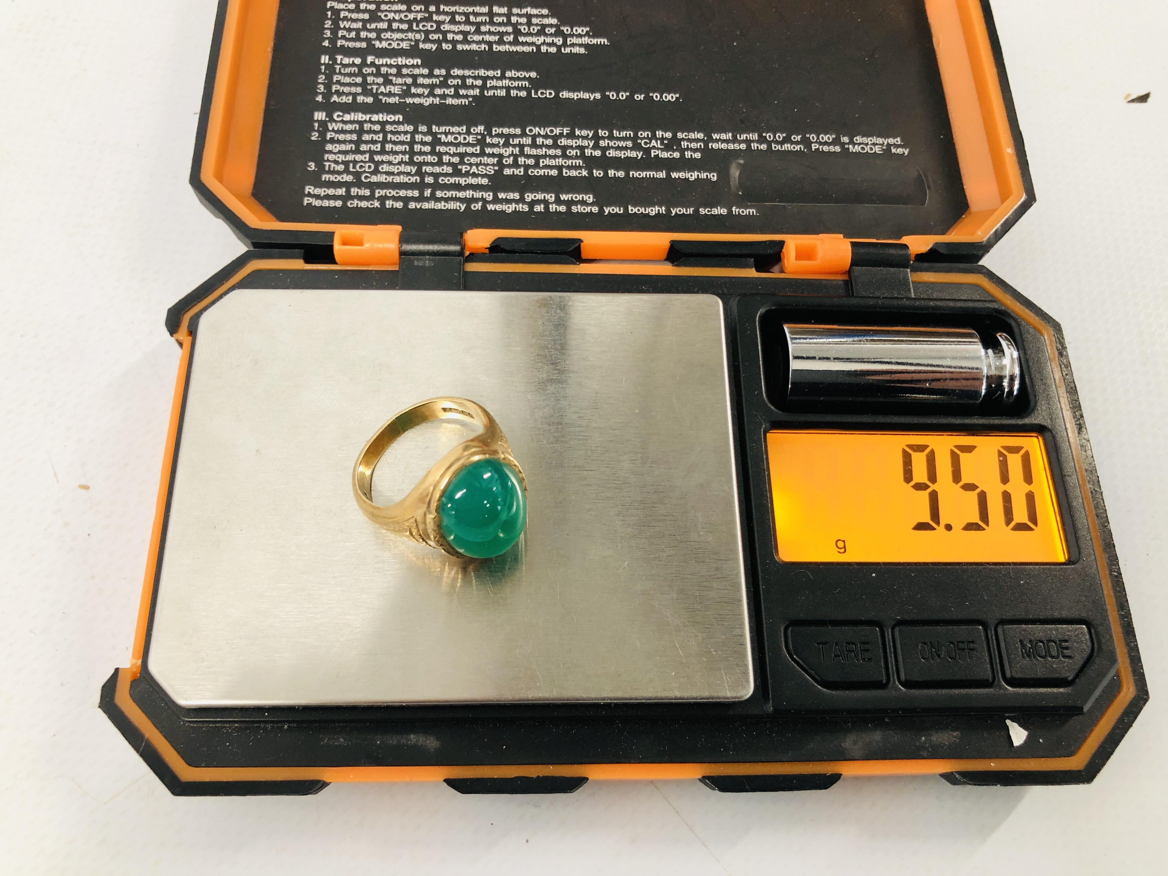 A 9CT GOLD GREEN STONE SET DRESS RING. - Image 8 of 9