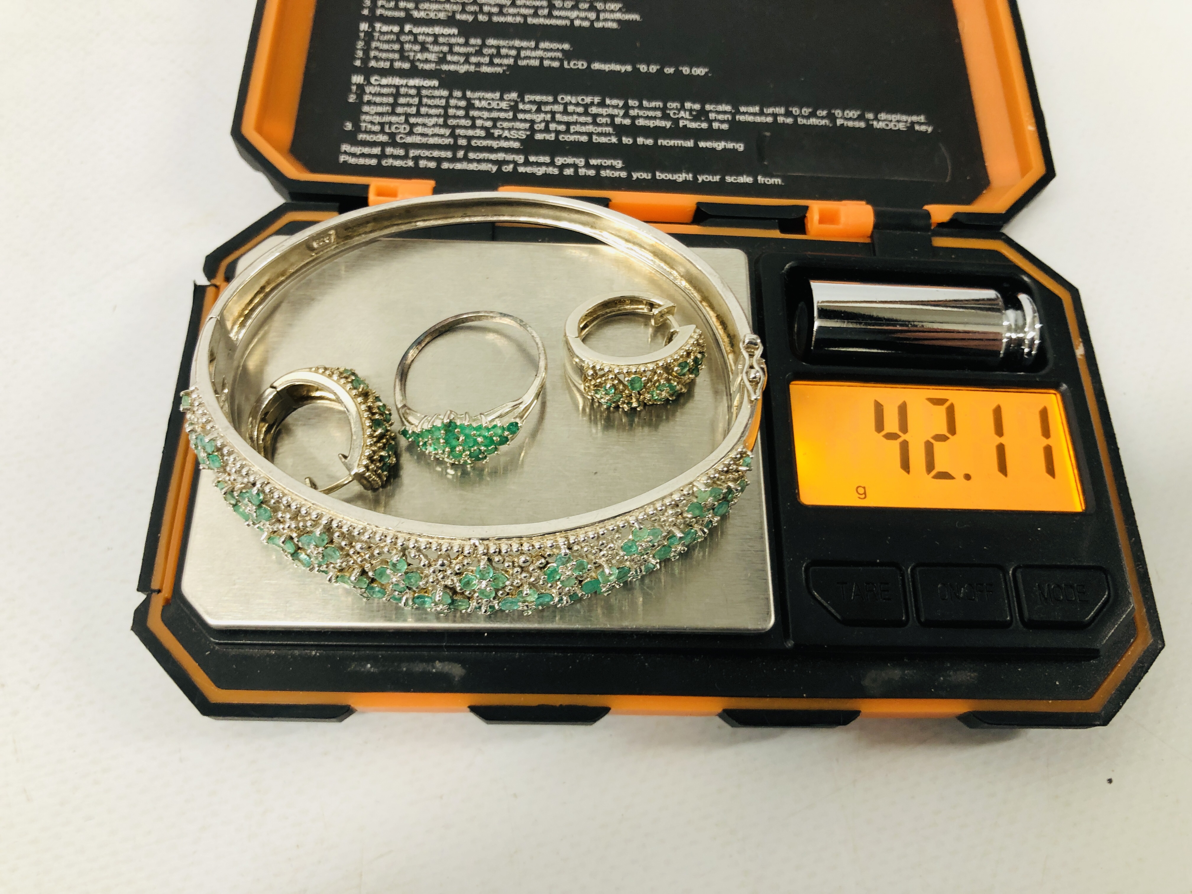 DESIGNER SILVER HINGED BANGLE SET WITH GREEN STONES IN A FLOWER HEAD DESIGN ALONG WITH A PAIR OF - Image 10 of 11