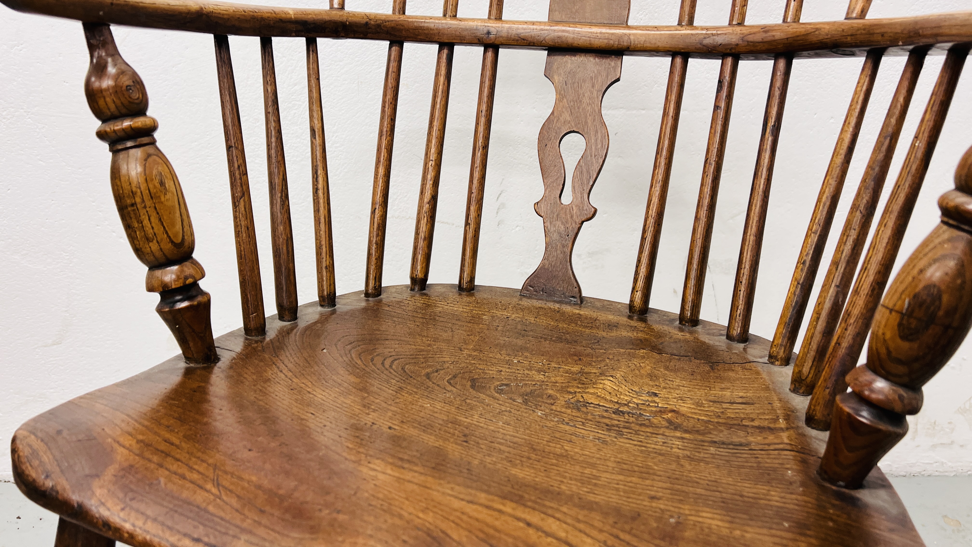 AN ANTIQUE ELM SEATED STICK BACK ELBOW CHAIR. - Image 7 of 8