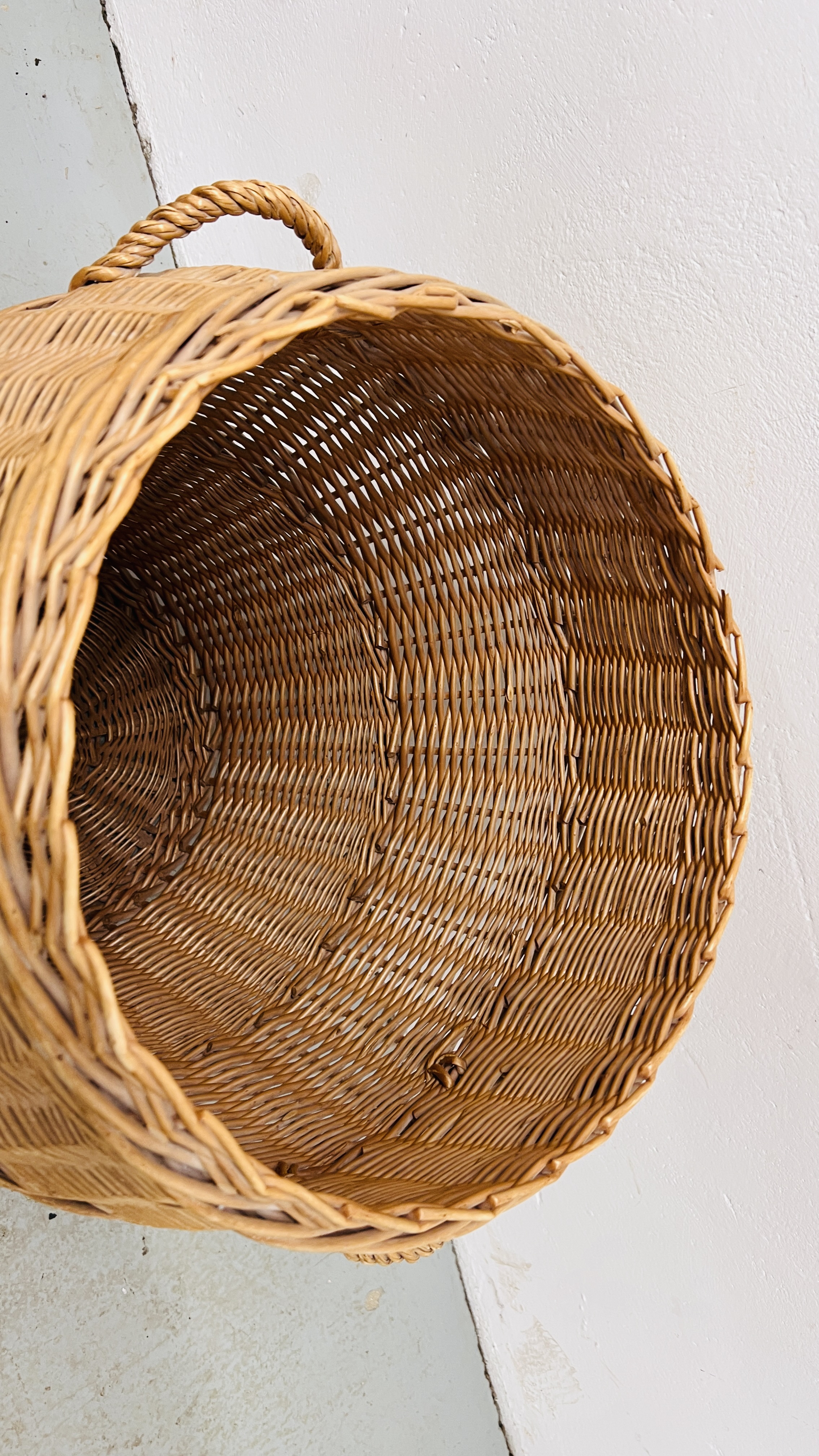 A WICKER LAUNDRY BASKET WITH LID, HEIGHT 60CM. - Image 5 of 5