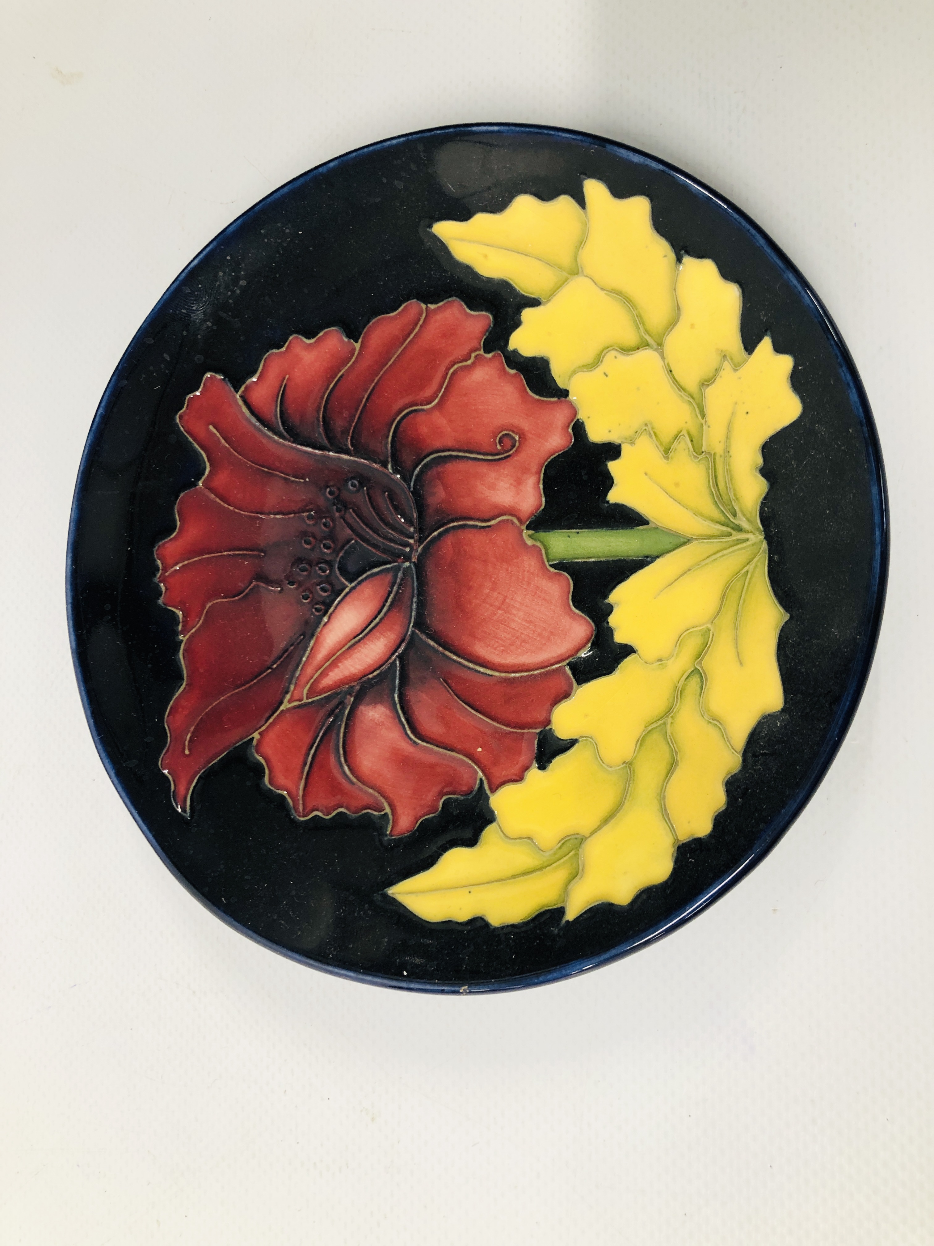 FOUR MOORCROFT PIN DISHES OF VARIOUS DESIGNS (DIA. 12CM.) AND ONE LARGER (DIA. 15.5CM. - Image 10 of 11