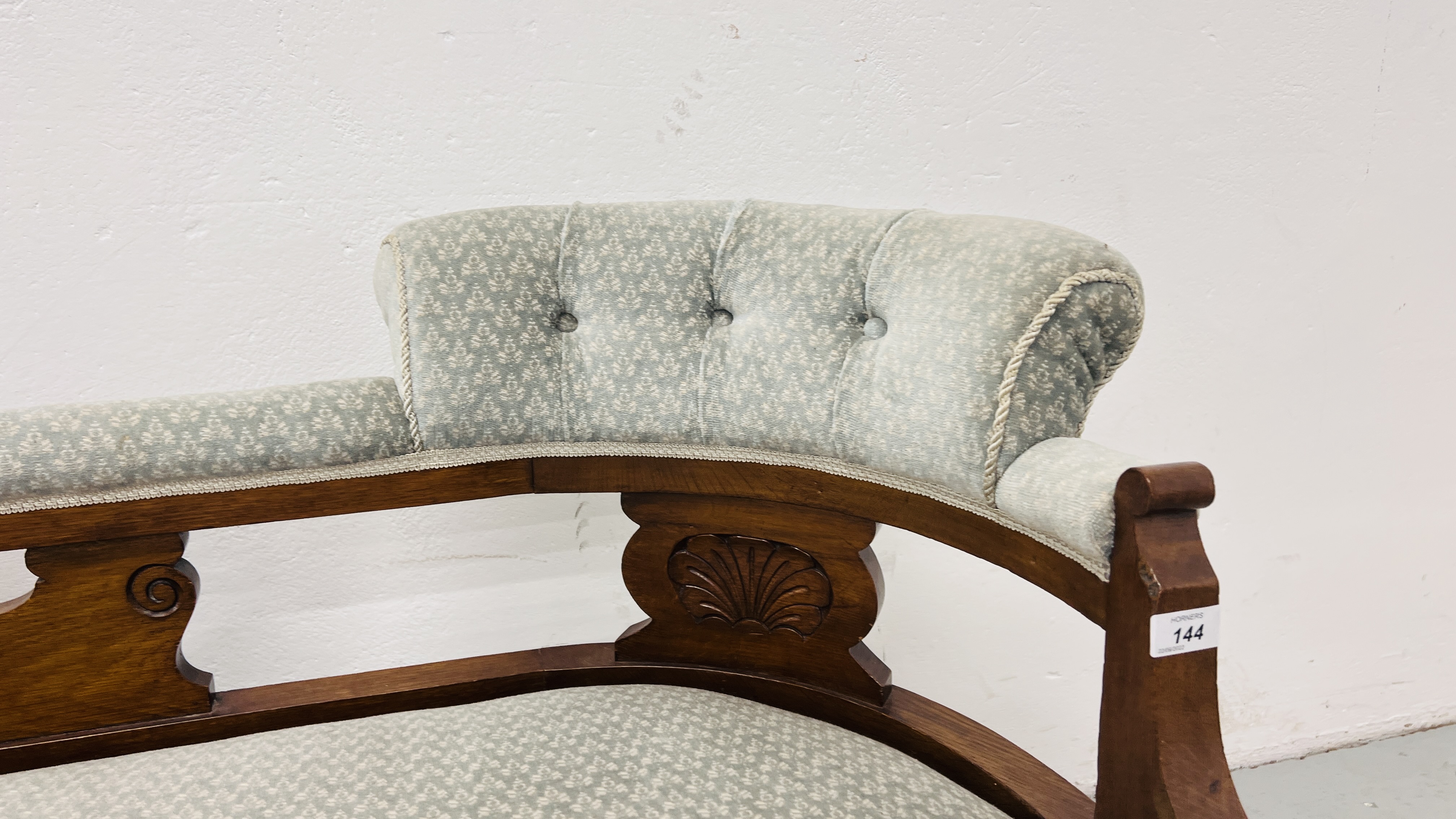 AN EDWARDIAN OAK CHAISE LONGUE UPHOLSTERED IN PASTEL BLUE - Image 3 of 8