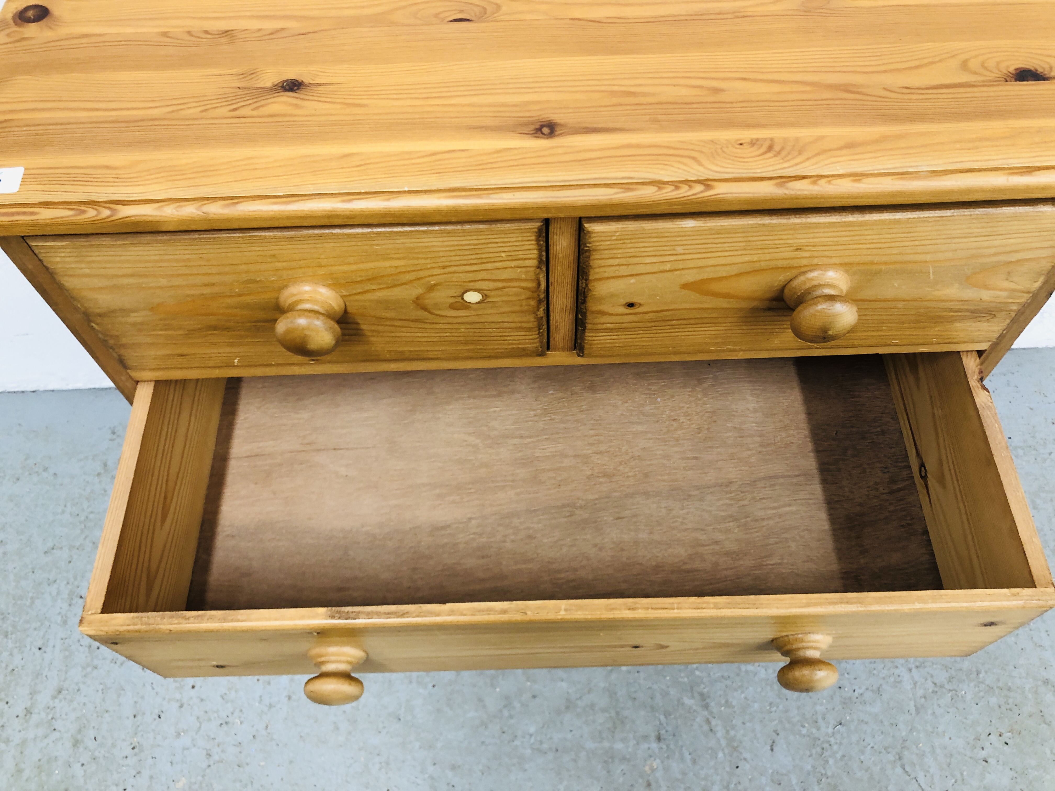 A SMALL SOLID PINE TWO OVER THREE CHEST OF DRAWERS W 82CM, D 42CM, H 86CM. - Image 6 of 6