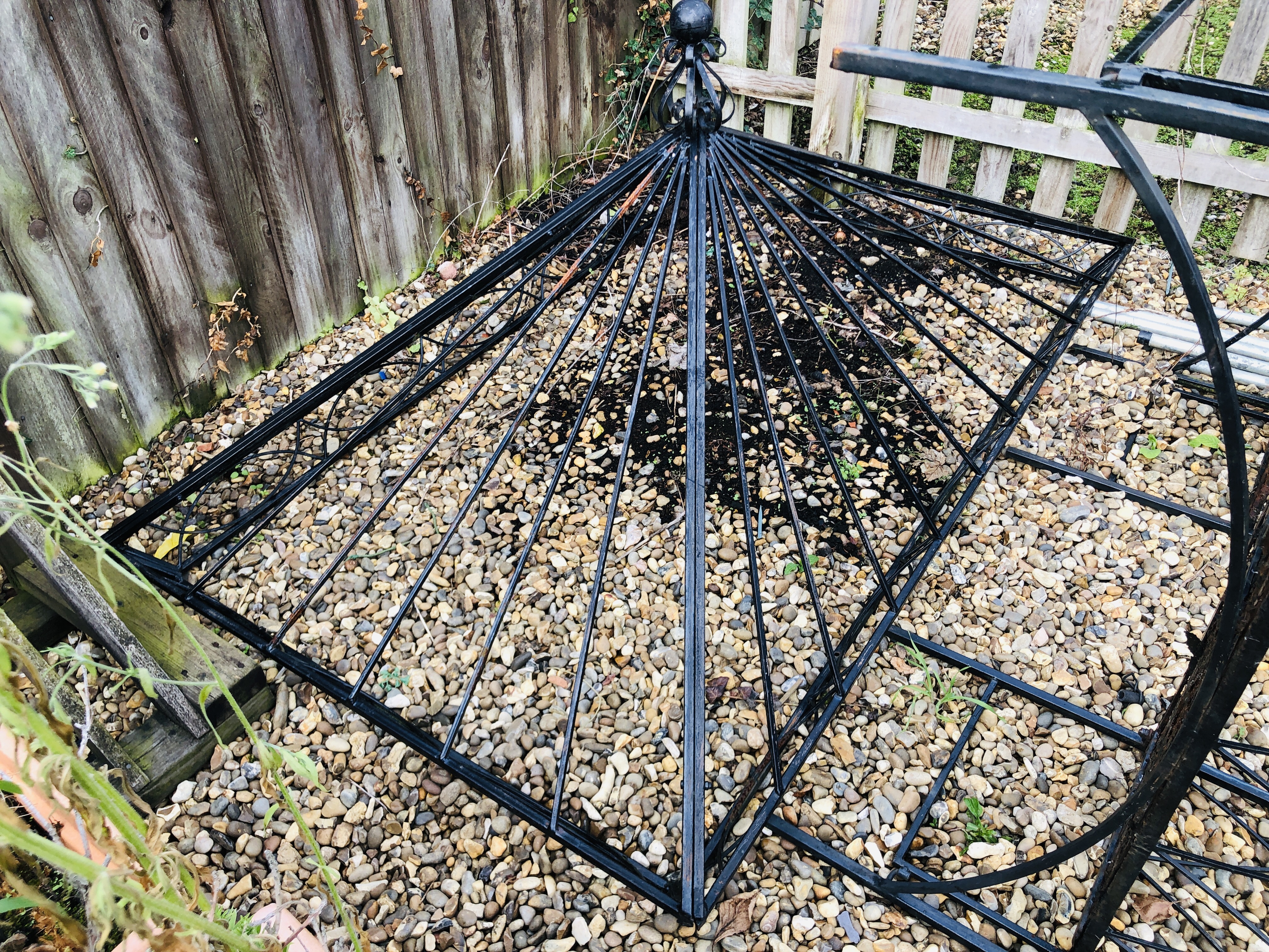 A METAL CRAFT GARDEN ARBOUR SEAT AND CANOPY - REQUIRES REPAIR. - Image 9 of 13