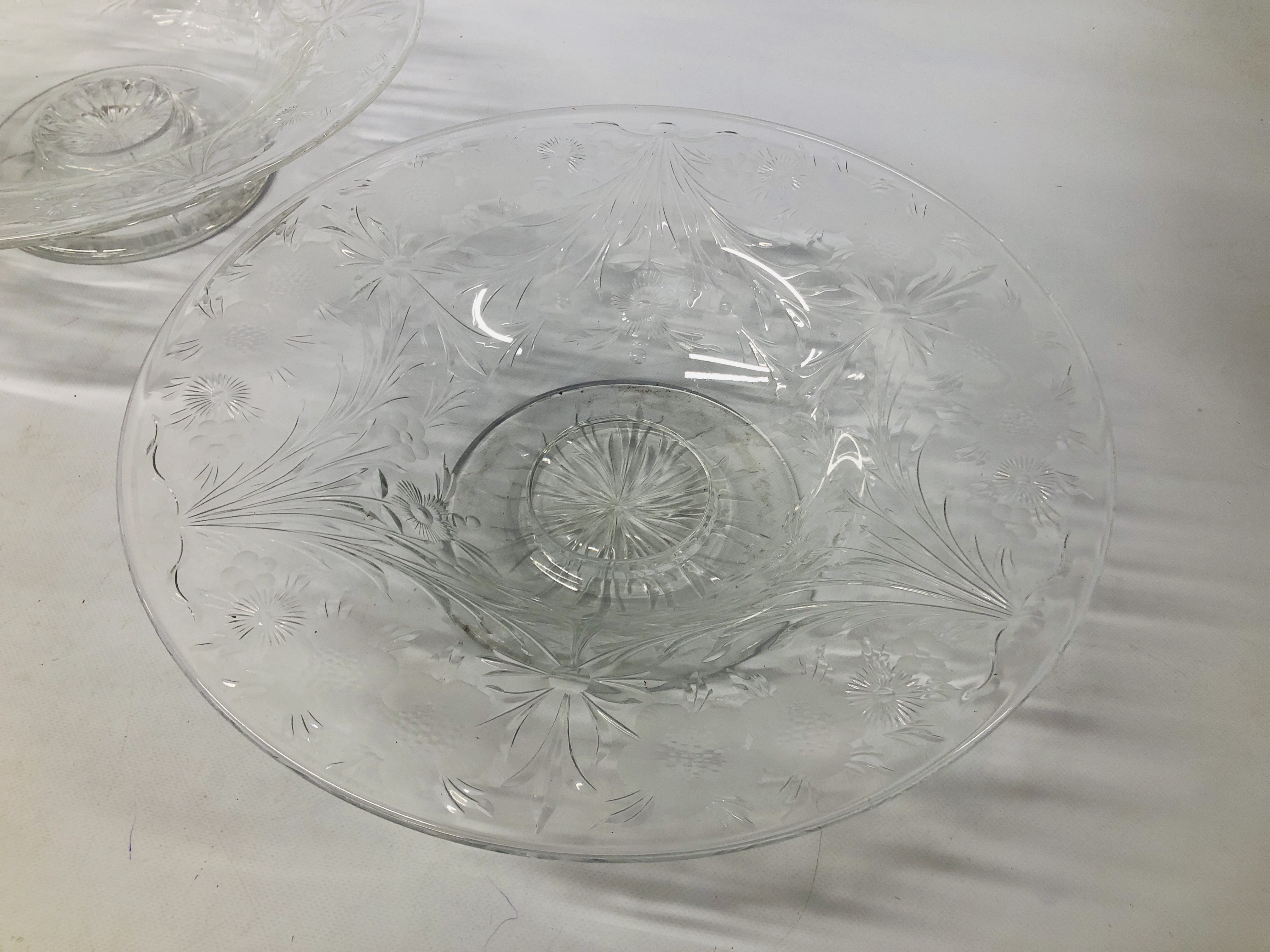 A PAIR OF IMPRESSIVE FOOTED GLASS CENTRE BOWLS WITH FLORAL DESIGNS. - Image 3 of 5