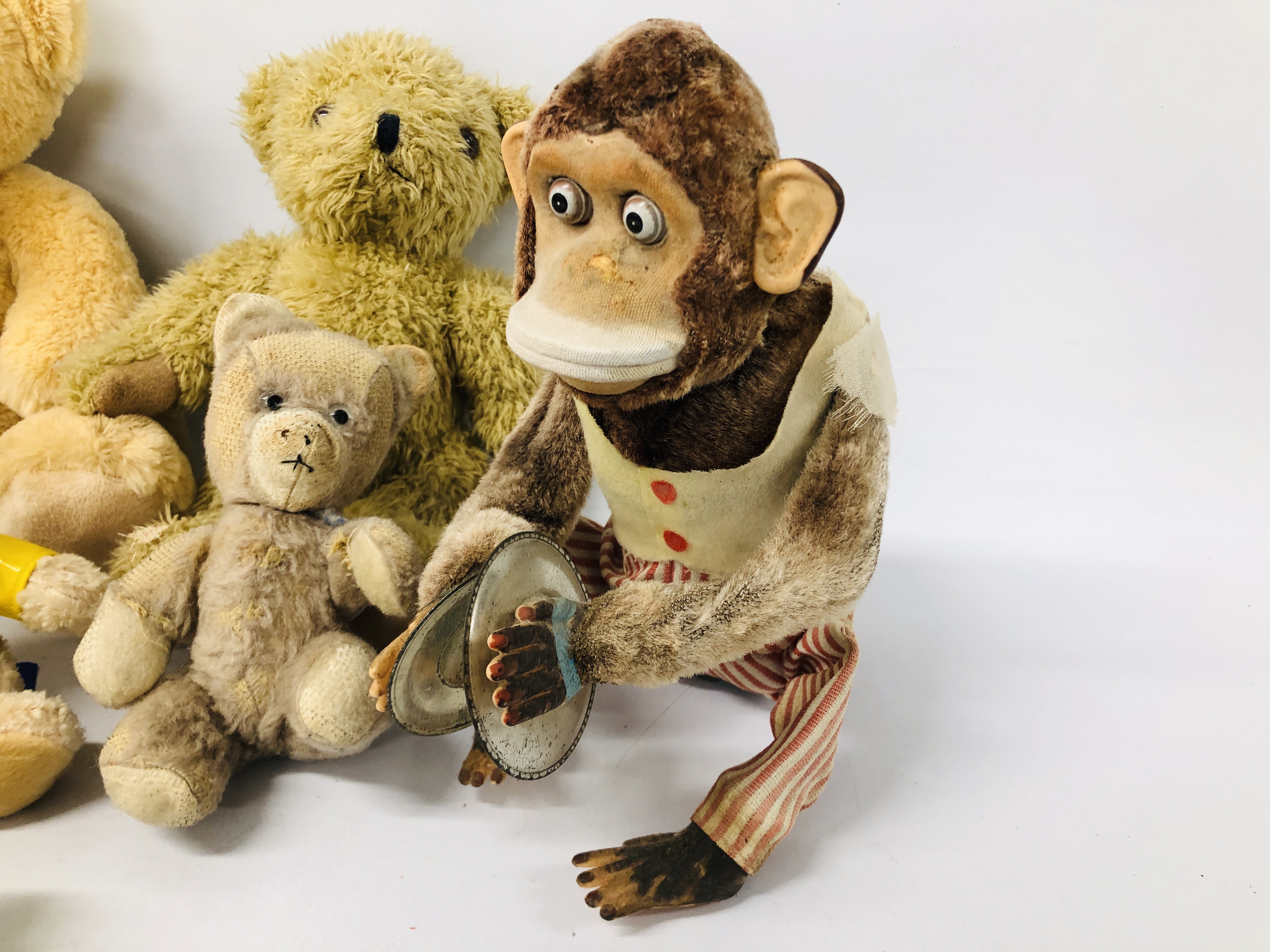 A GROUP OF VINTAGE SOFT TOYS TO INCLUDE BATTERY OPERATED MONKEY WITH CYMBALS, TEDDIES, DOG ETC. - Image 2 of 13