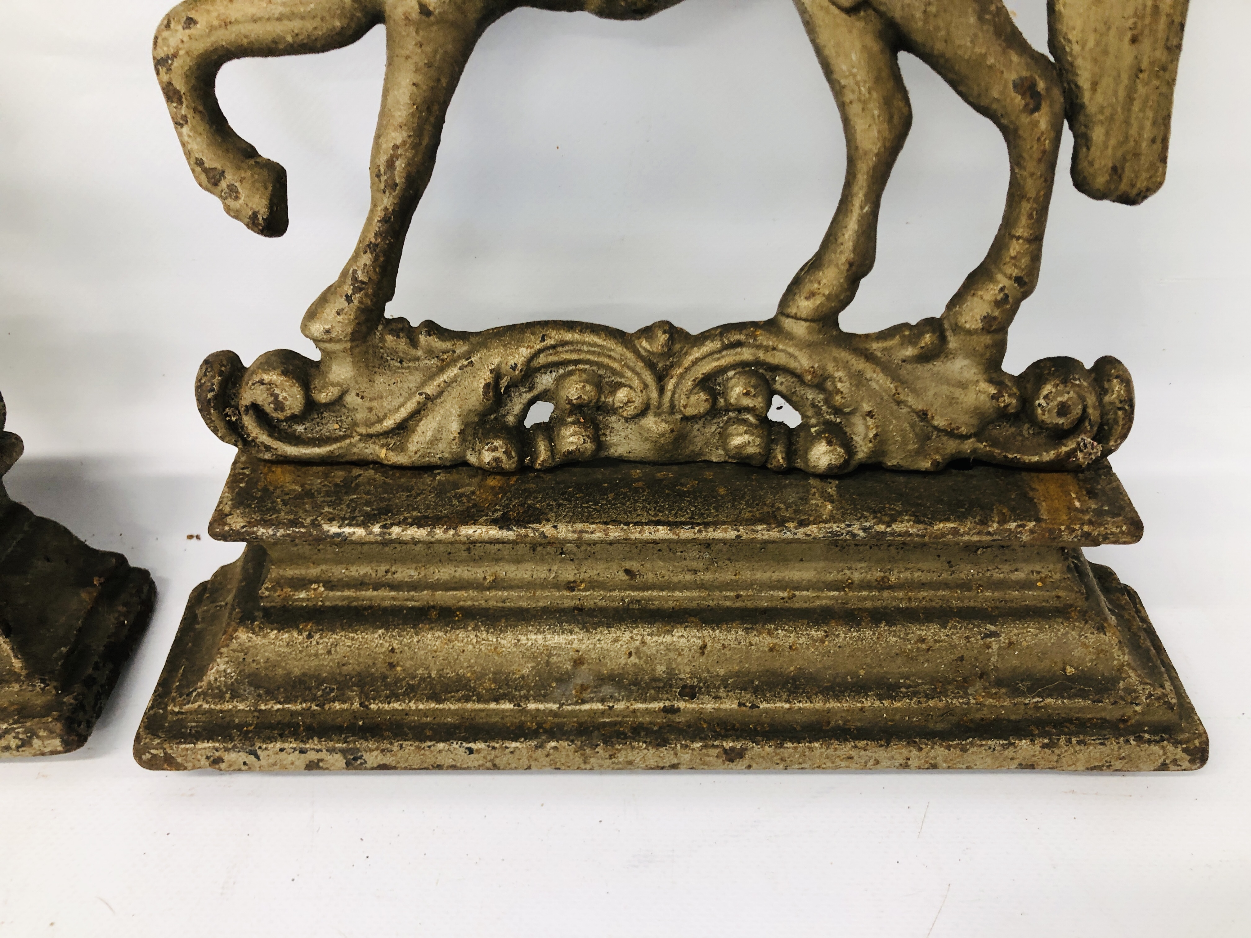 A PAIR OF CAST IRON HORSE FIRE GUARDS - Image 3 of 6