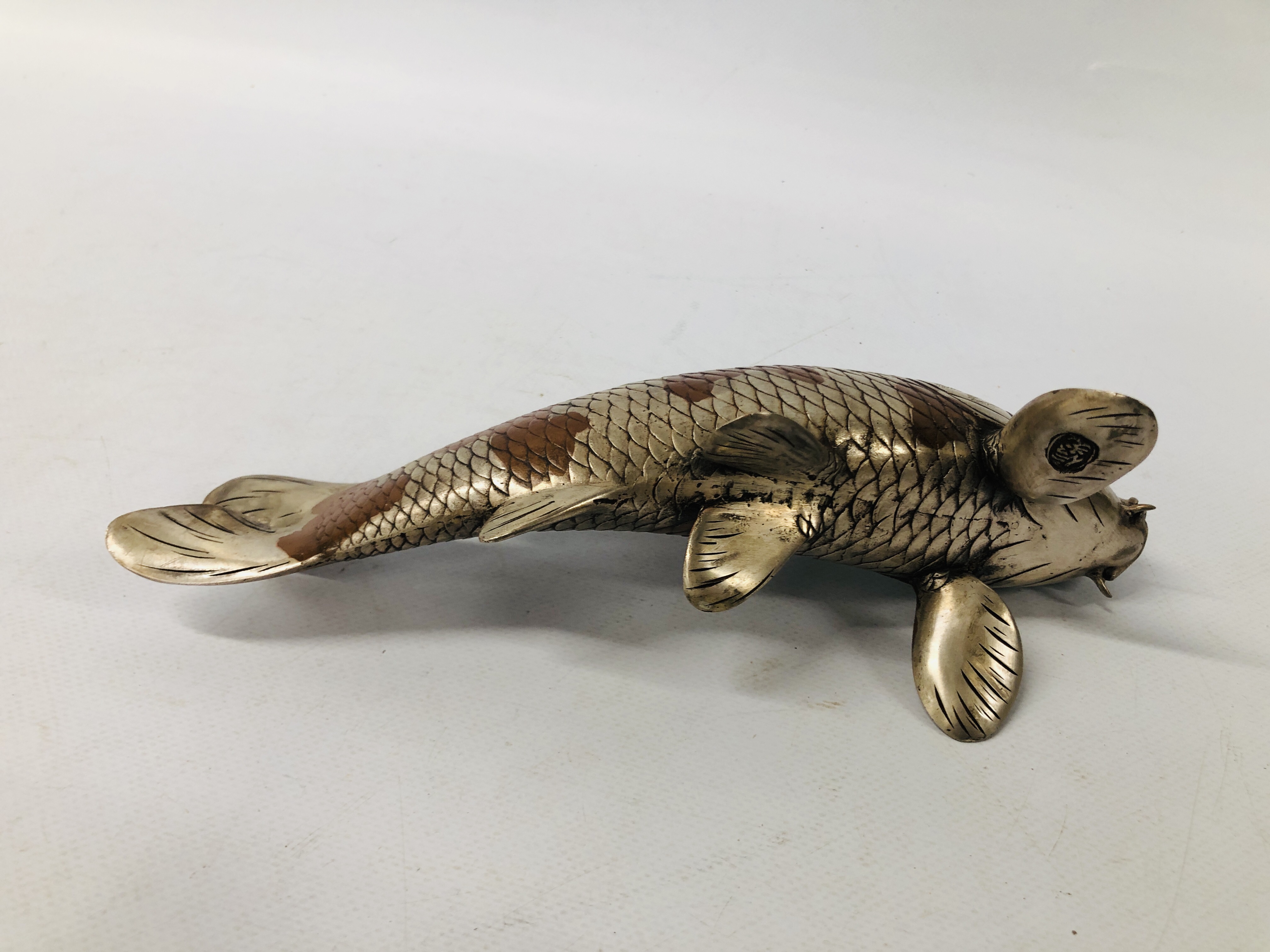 PAIR OF JAPANESE SILVERED AND PATINATED BRONZE KOI CARP NATURALISTICALLY CAST WITH GILT DETAIL TO - Image 10 of 11