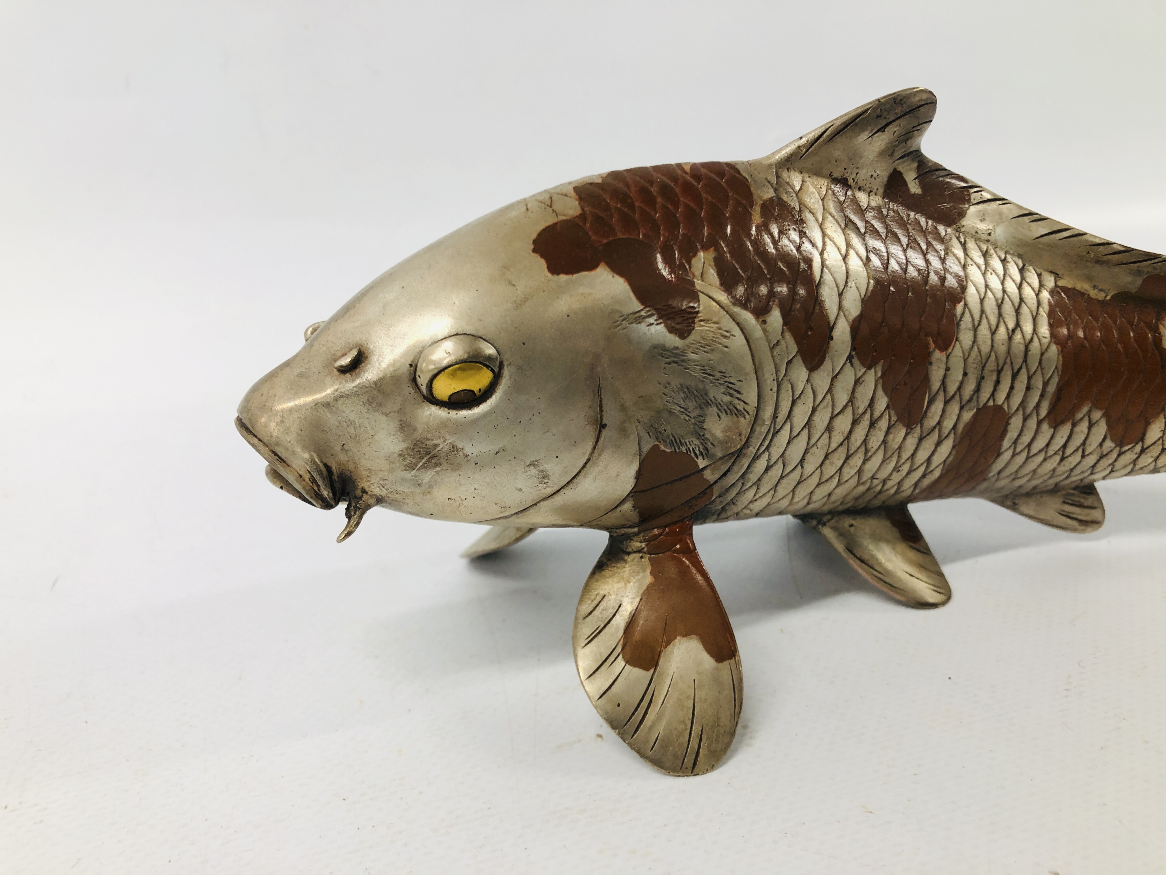 PAIR OF JAPANESE SILVERED AND PATINATED BRONZE KOI CARP NATURALISTICALLY CAST WITH GILT DETAIL TO - Image 6 of 11