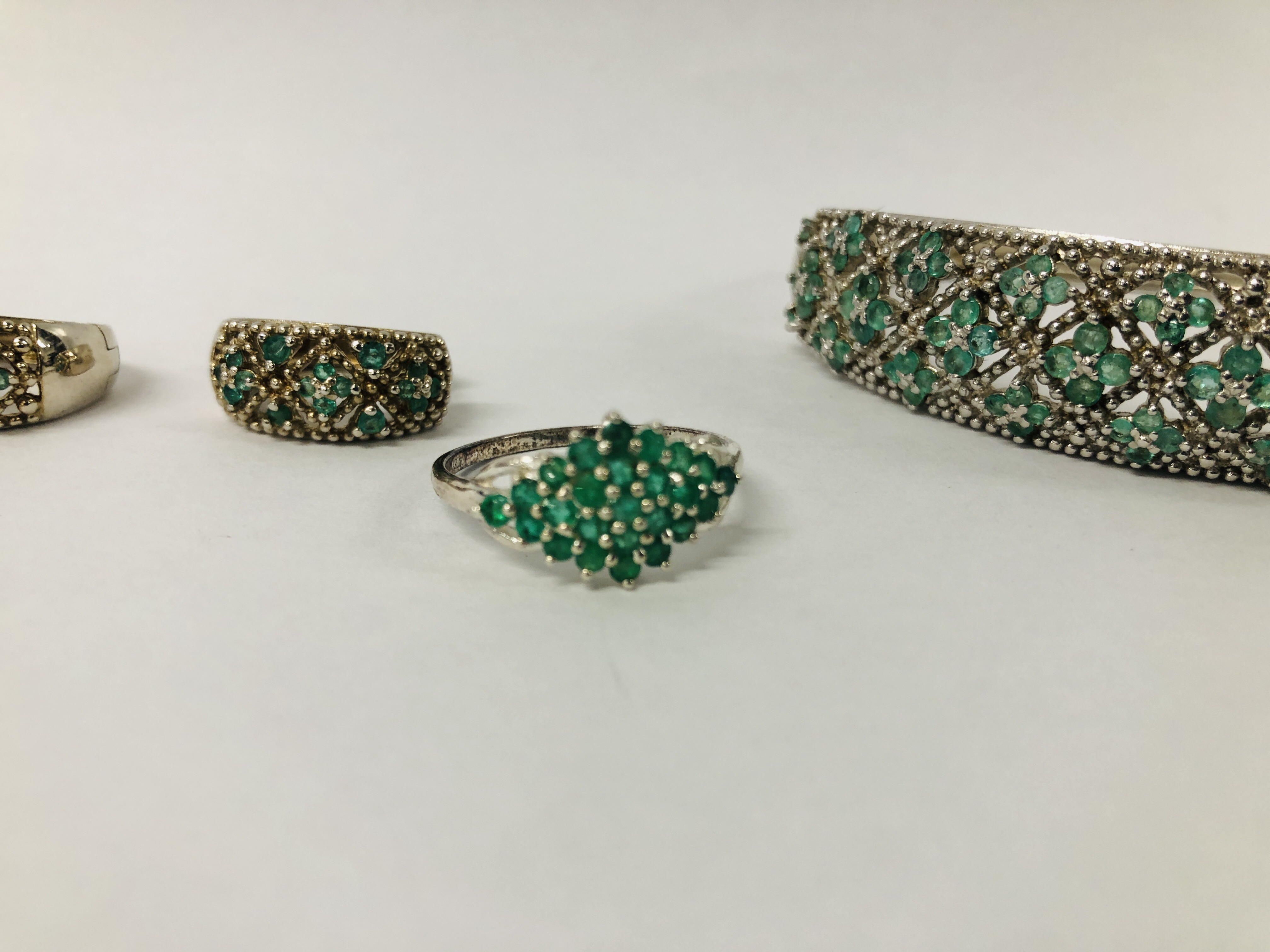 DESIGNER SILVER HINGED BANGLE SET WITH GREEN STONES IN A FLOWER HEAD DESIGN ALONG WITH A PAIR OF - Image 3 of 11