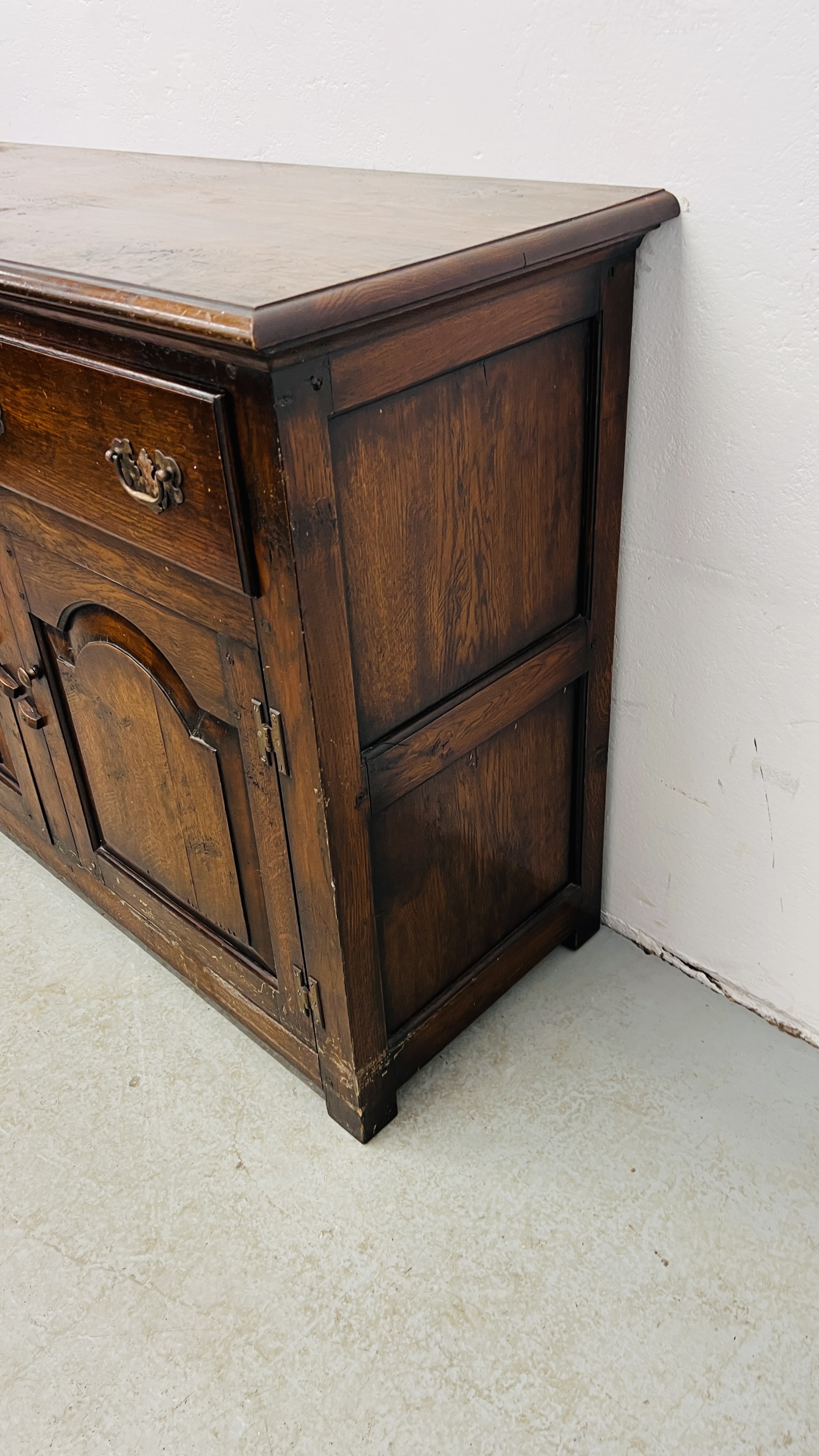 A GOOD QUALITY OAK TWO DRAWER TWO DOOR SIDEBOARD HEIGHT 84CM. WIDTH 112CM. DEPTH 46CM. - Image 3 of 11