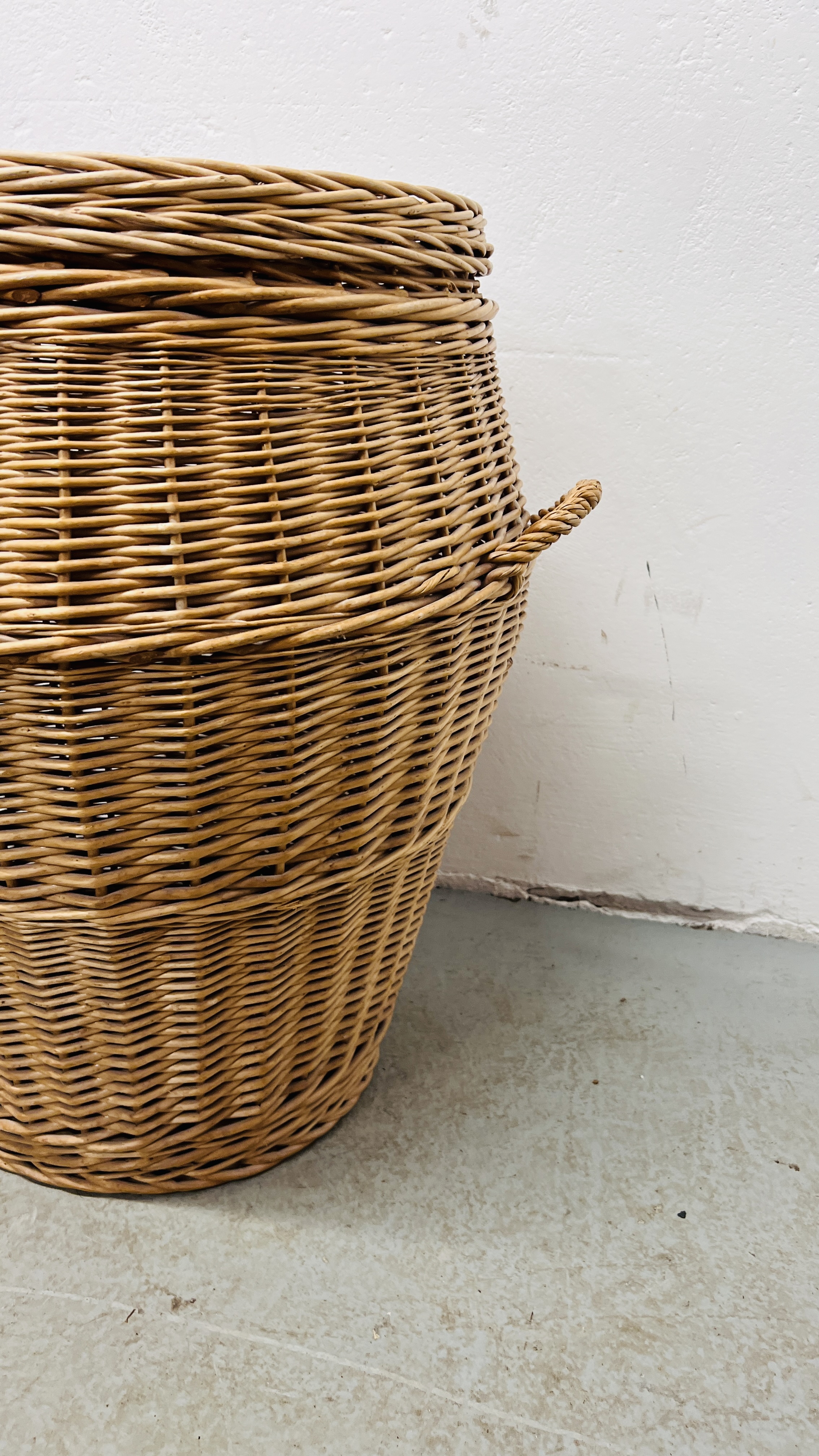 A WICKER LAUNDRY BASKET WITH LID, HEIGHT 60CM. - Image 3 of 5