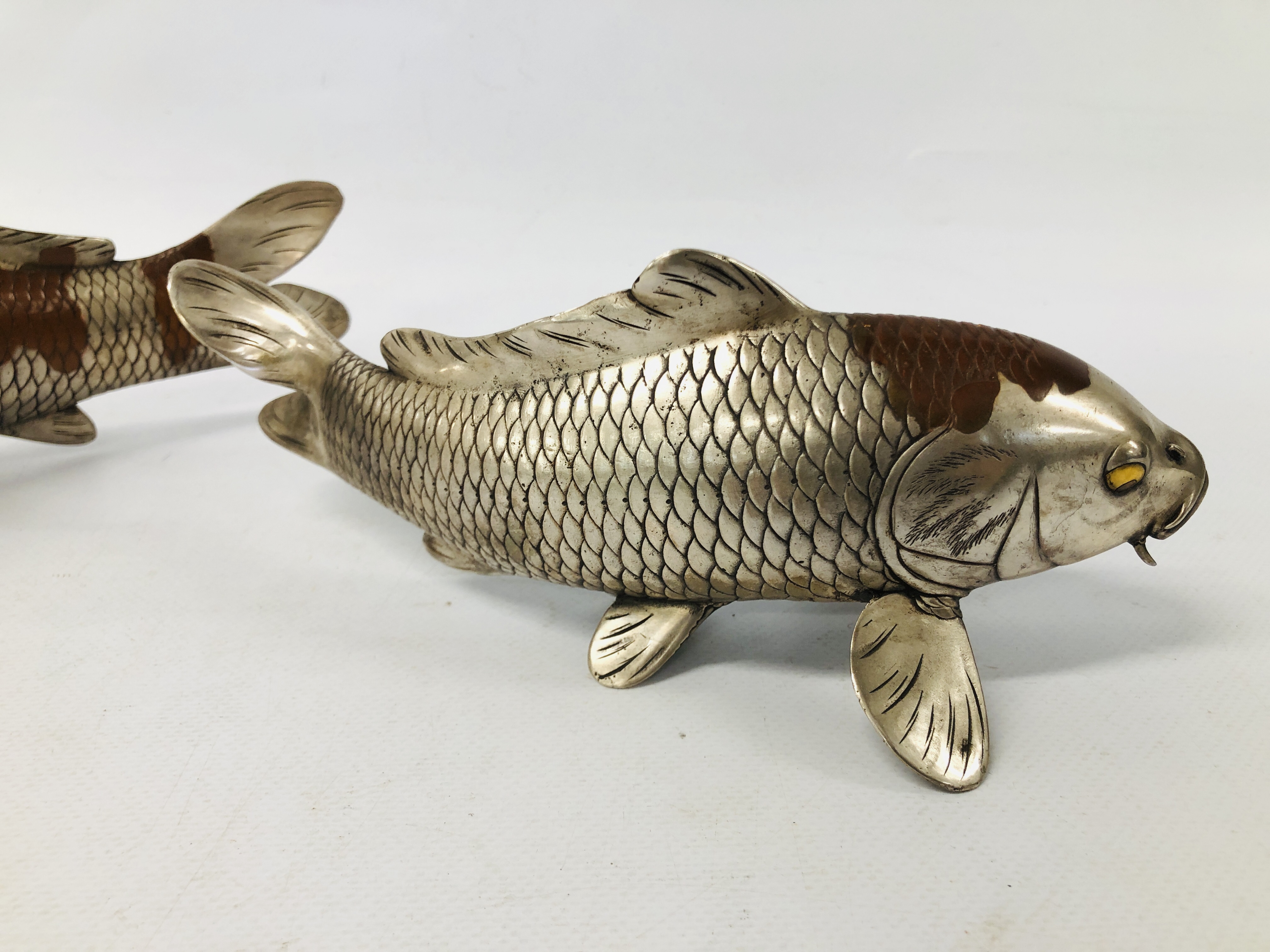 PAIR OF JAPANESE SILVERED AND PATINATED BRONZE KOI CARP NATURALISTICALLY CAST WITH GILT DETAIL TO - Image 4 of 11