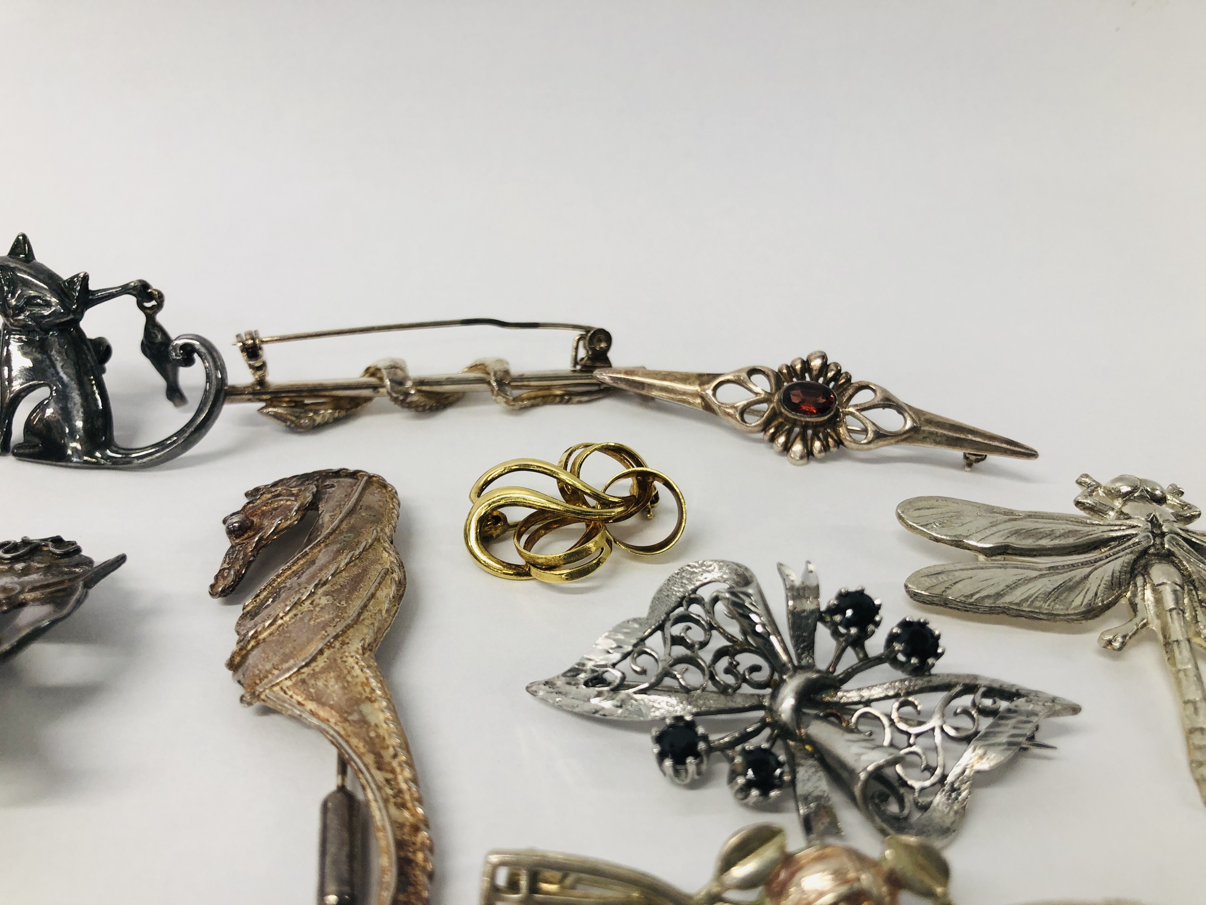 COLLECTION OF ASSORTED WHITE METAL AND SILVER BROOCHES AND TIE PINS TO INCLUDE MANY STUDIO HAND - Image 4 of 5