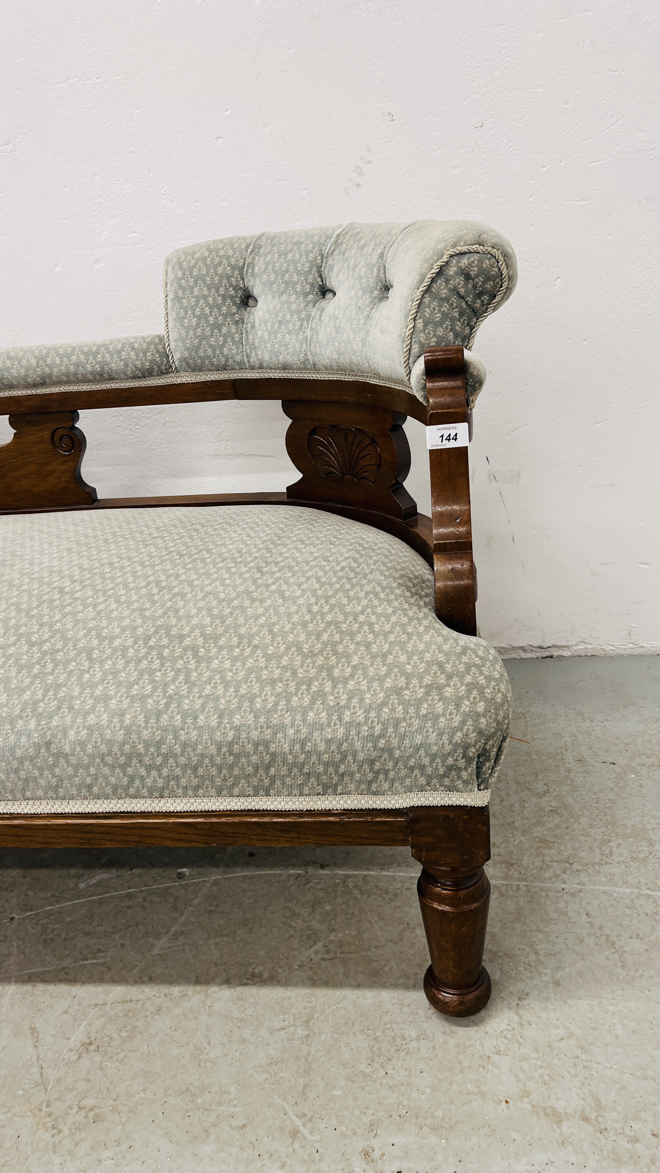 AN EDWARDIAN OAK CHAISE LONGUE UPHOLSTERED IN PASTEL BLUE - Image 2 of 8