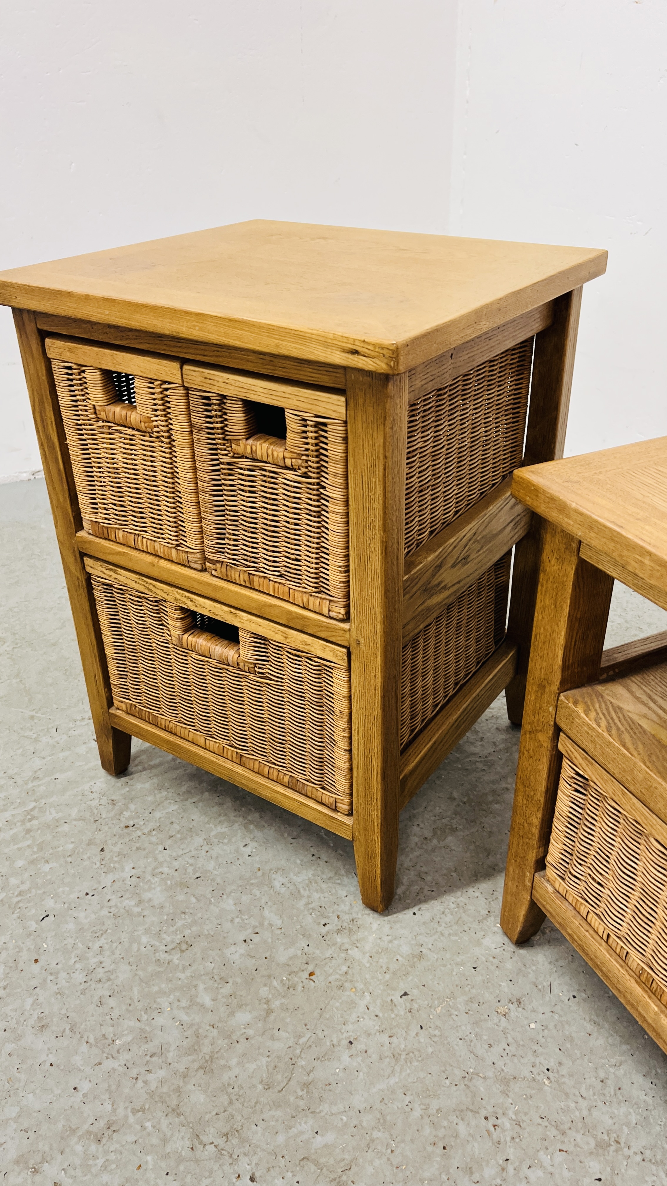 A MODERN OAK COFFEE TABLE WITH TWO DRAWER WICKER BASKET BASE ALONG WITH A MATCHING THREE BASKET - Bild 7 aus 10