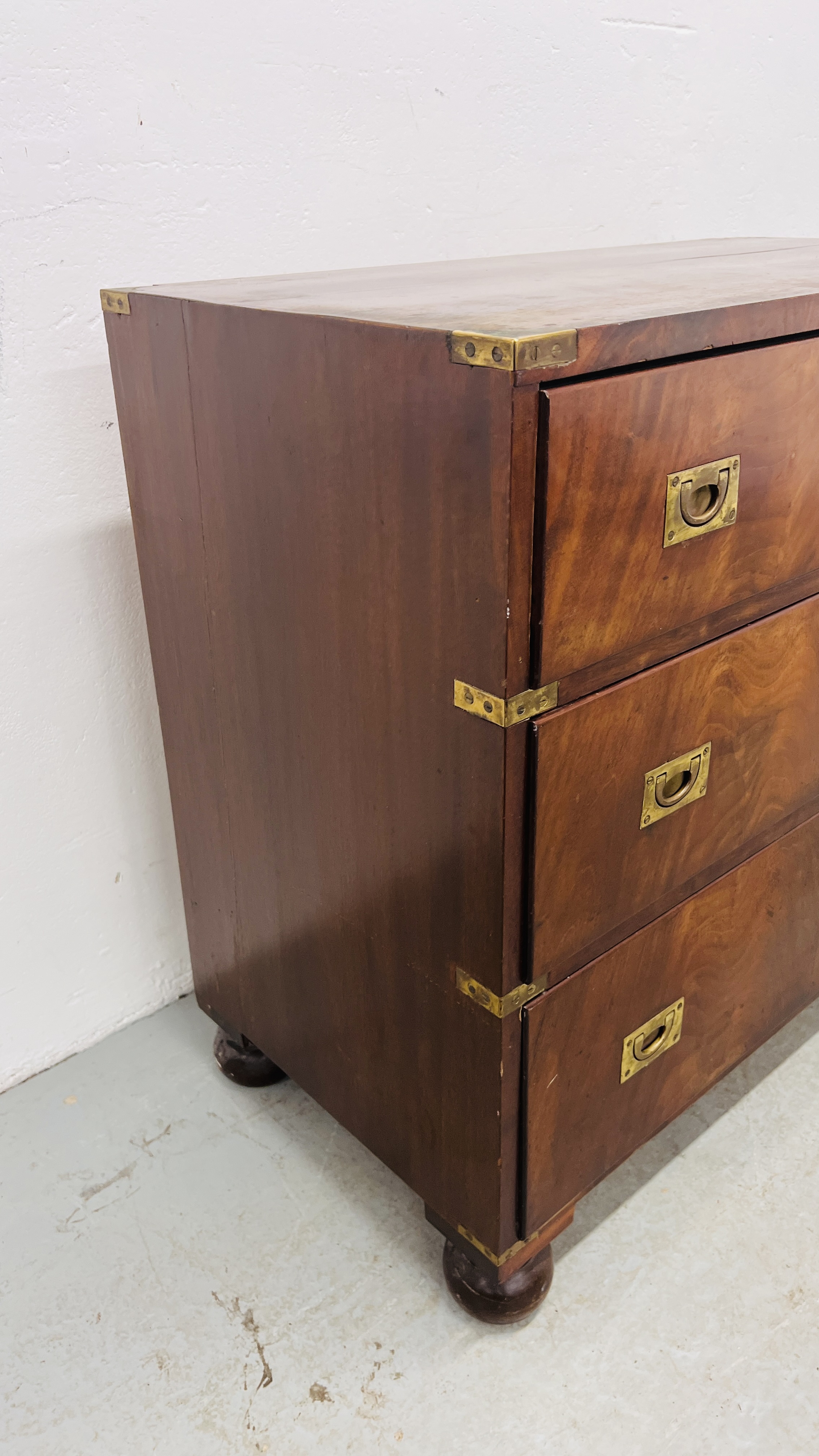 AN ANTIQUE MAHOGANY THREE DRAWER CAMPAIGN CHEST WITH BRASS HANDLES AN BANDING HEIGHT 80CM. - Image 3 of 7