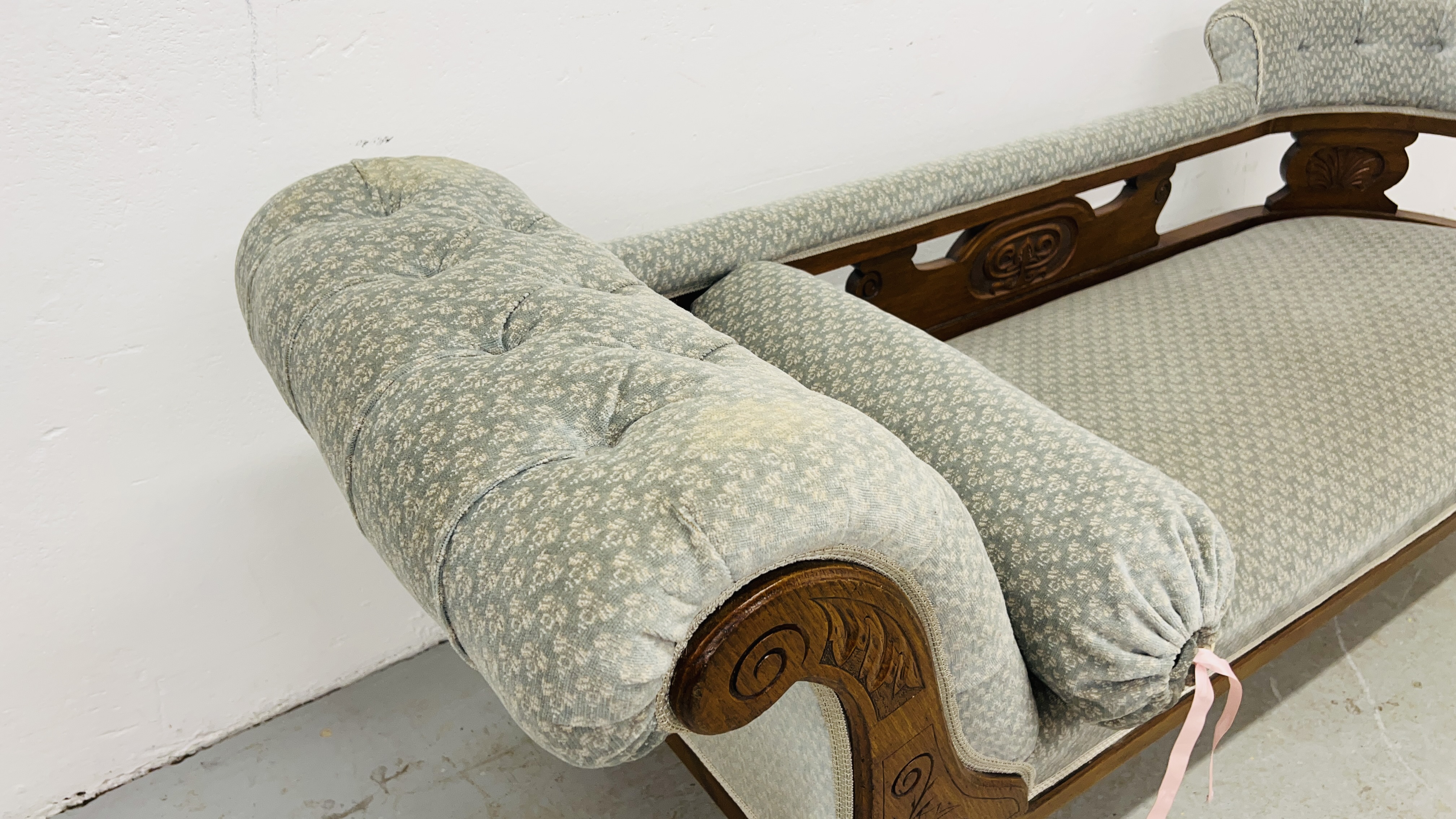 AN EDWARDIAN OAK CHAISE LONGUE UPHOLSTERED IN PASTEL BLUE - Image 7 of 8
