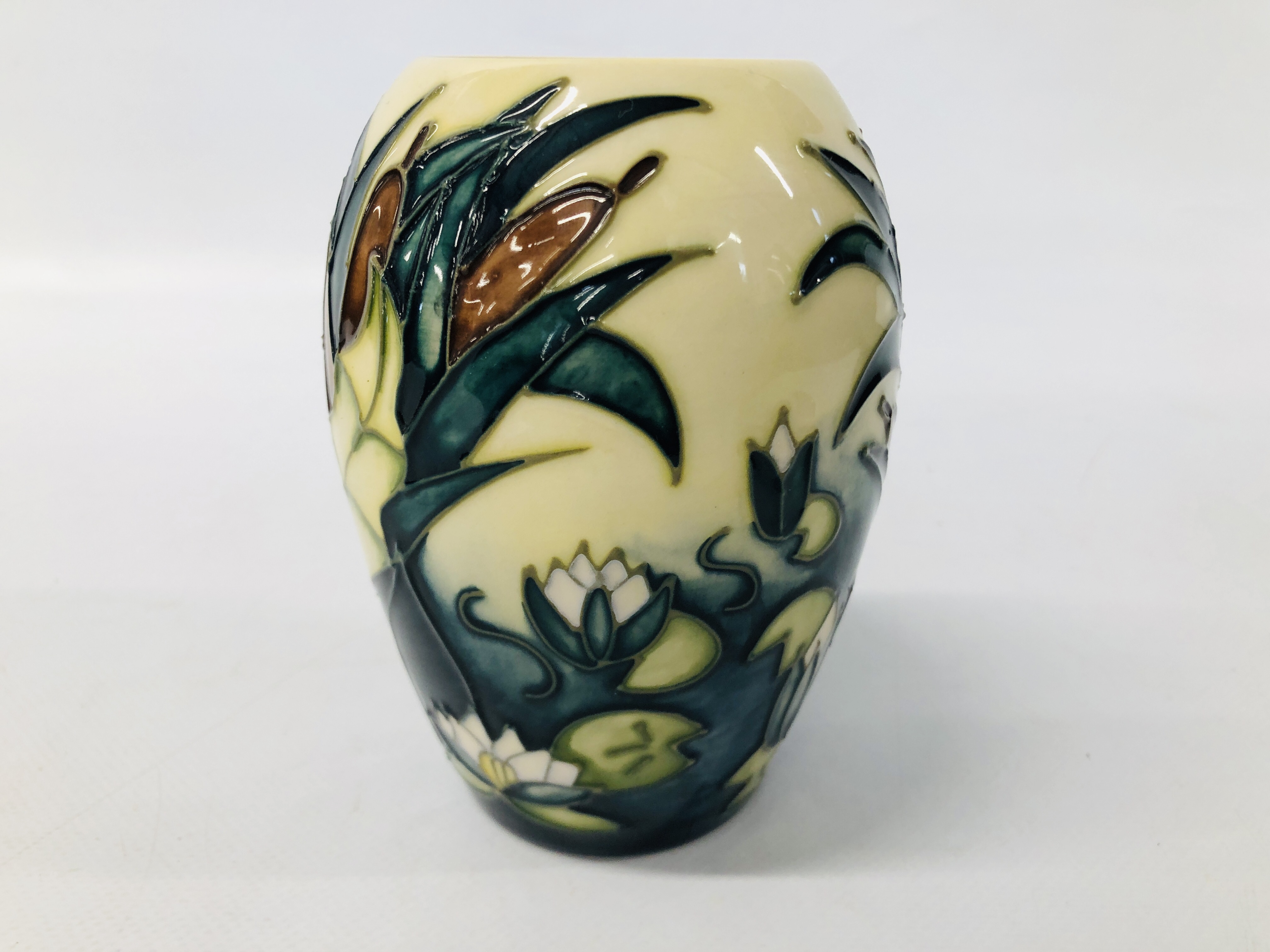 A MOORCROFT VASE, LAMIA PATTERN DATED 95 BEARING MAKERS INITIALS JH AND ST (HEIGHT 14CM. - Image 7 of 9