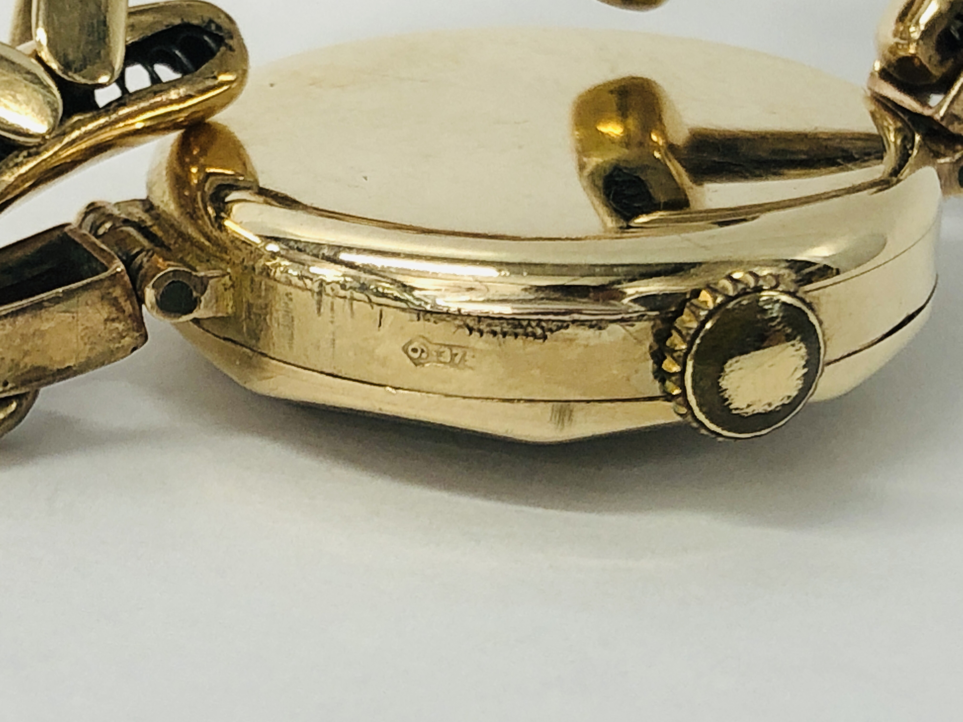A 9CT GOLD CASED LADIES THOMAS RUSSELL & SON VINTAGE WRIST WATCH ON 9CT GOLD EXPANDING BRACELET. - Image 6 of 6