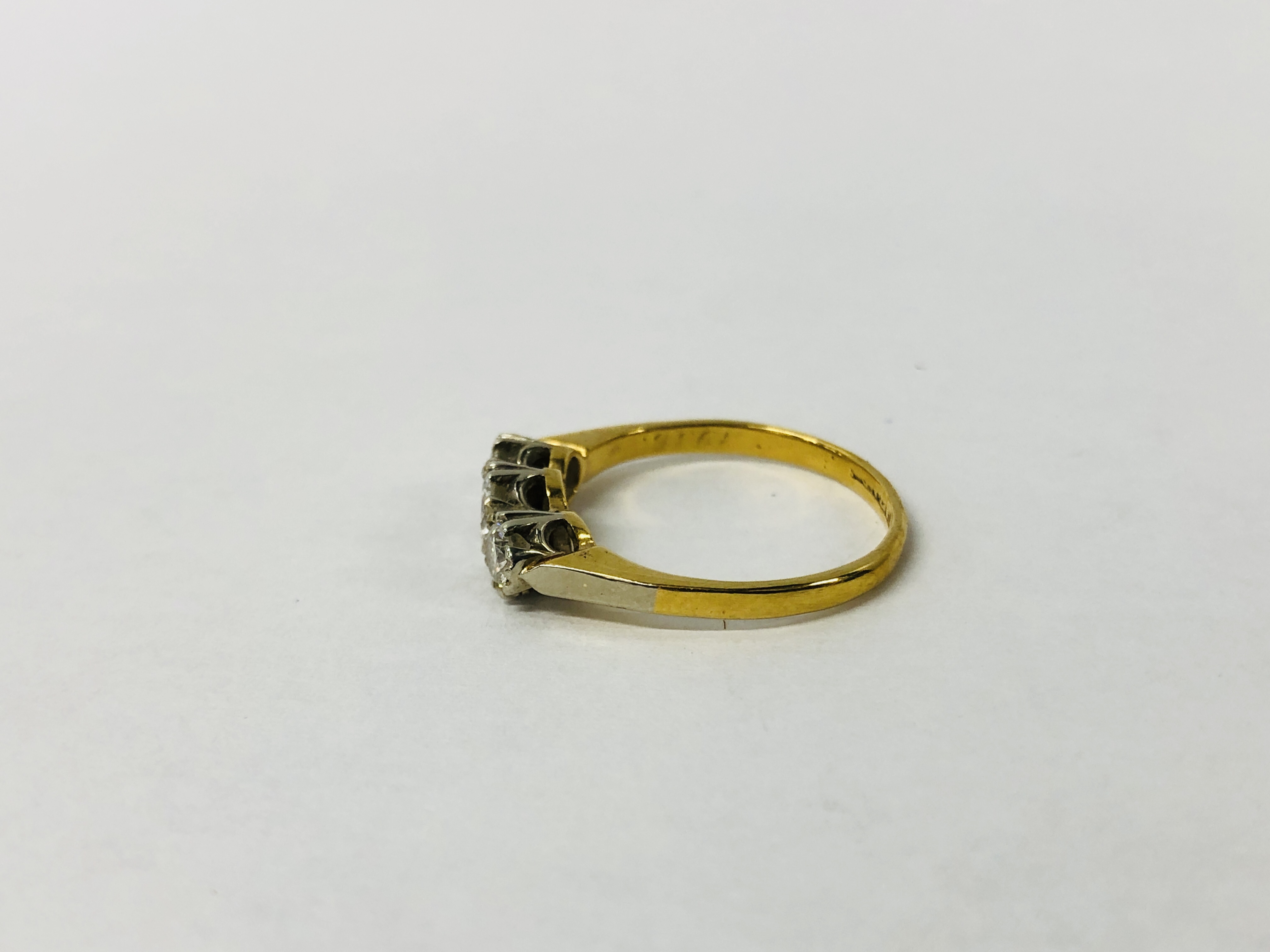 AN 18CT GOLD THREE STONE DIAMOND RING. - Image 3 of 10