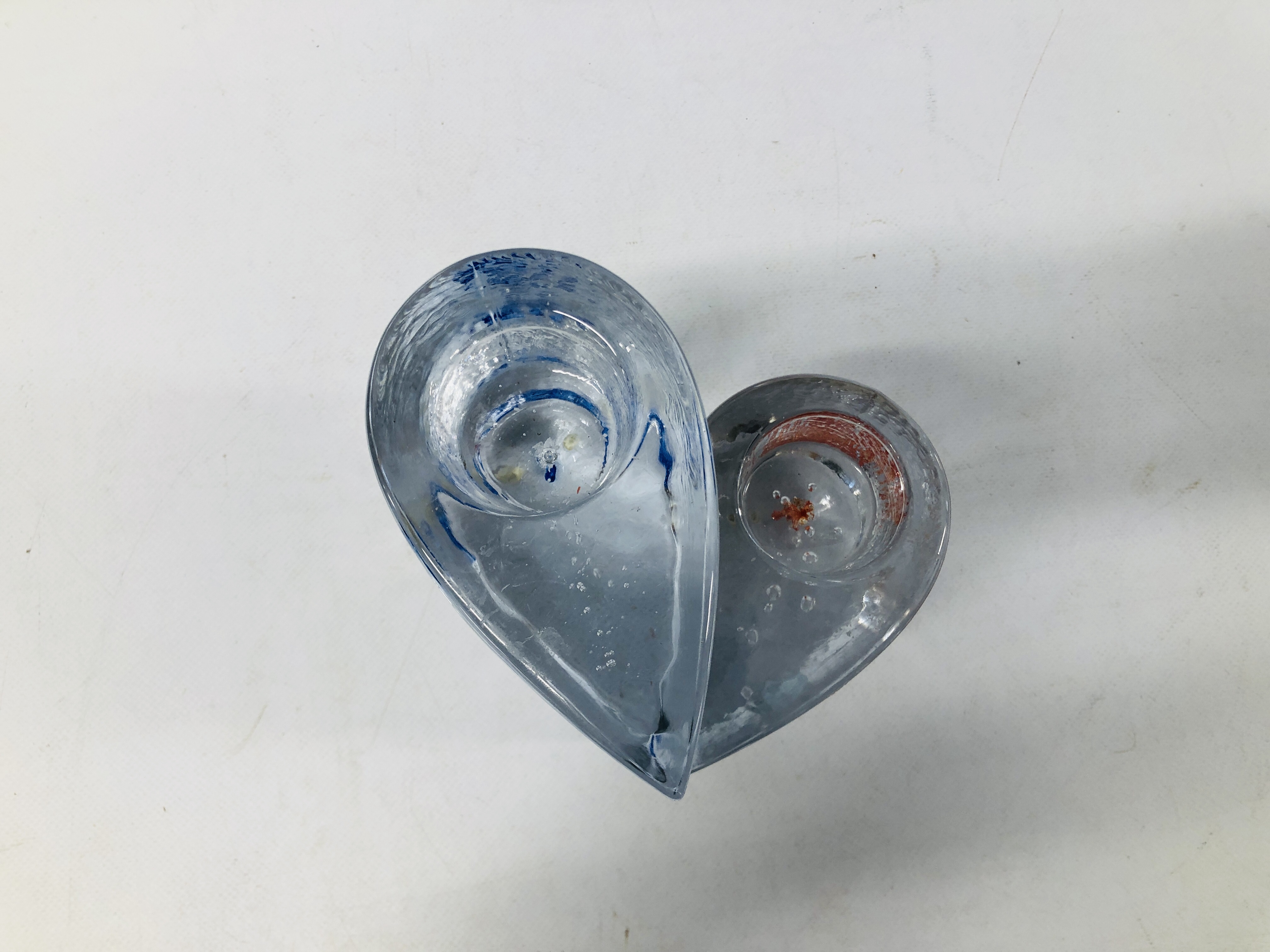 A KIELL ENTMAN "FIRE & ACE" GLASS TEALIGHT SCULPTURE IN THE FORM OF A HEART HEIGHT 16CM. - Image 3 of 4