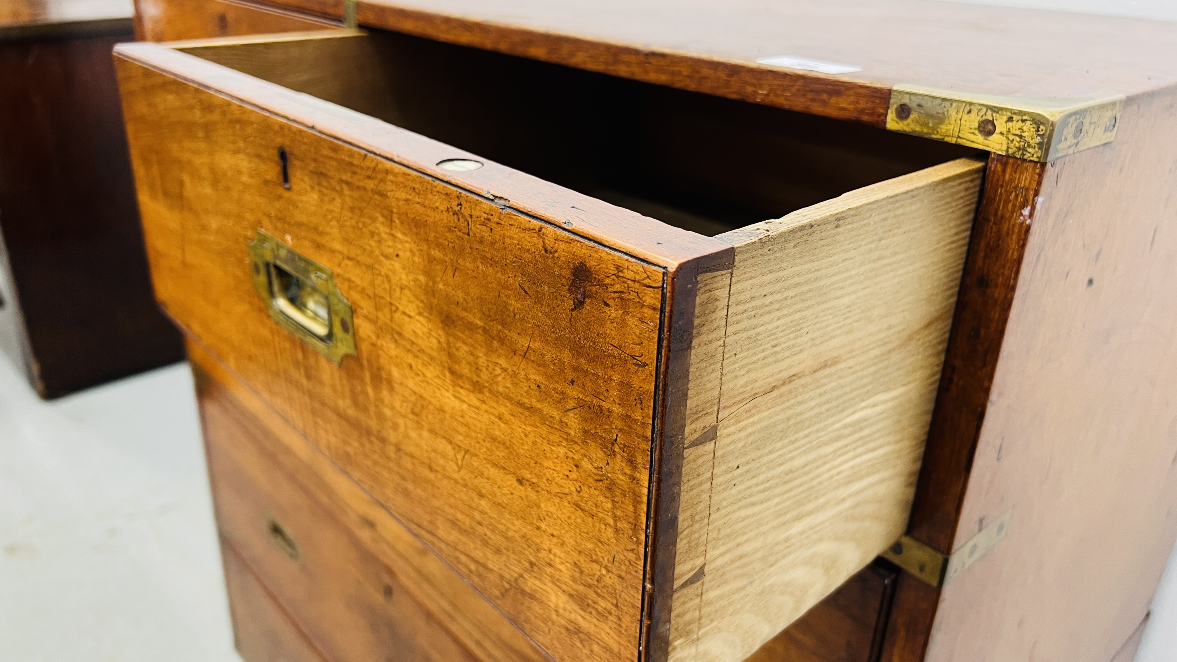 ANTIQUE MAHOGANY TWO OVER THREE CAMPAIGN CHEST ON BUN FEET WITH BRASS HANDLES AND BANDING BEARING - Image 10 of 15