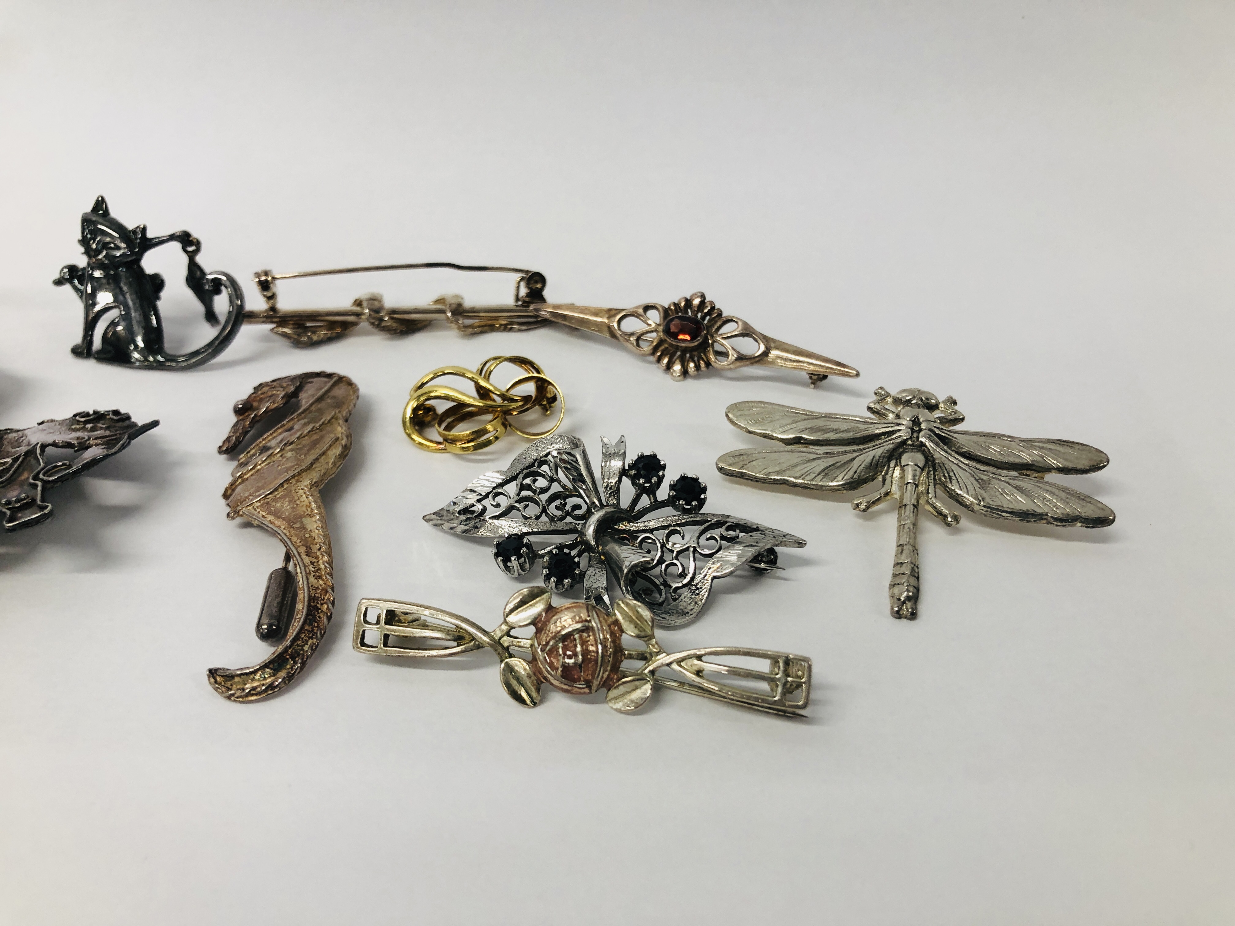 COLLECTION OF ASSORTED WHITE METAL AND SILVER BROOCHES AND TIE PINS TO INCLUDE MANY STUDIO HAND - Image 5 of 5