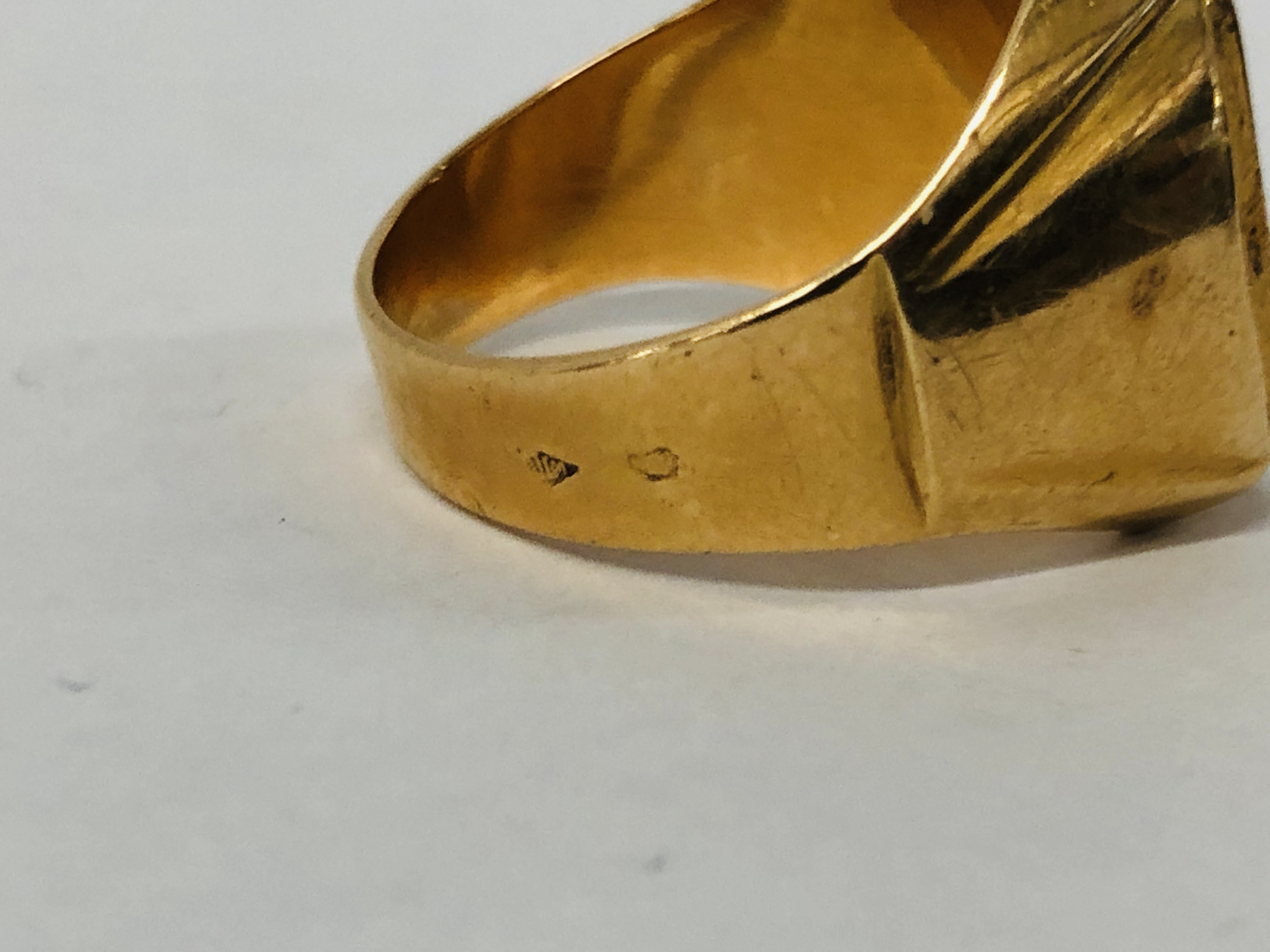 A GENTLEMAN'S SIGNET RING CONTINENTAL MARKS. - Image 5 of 11