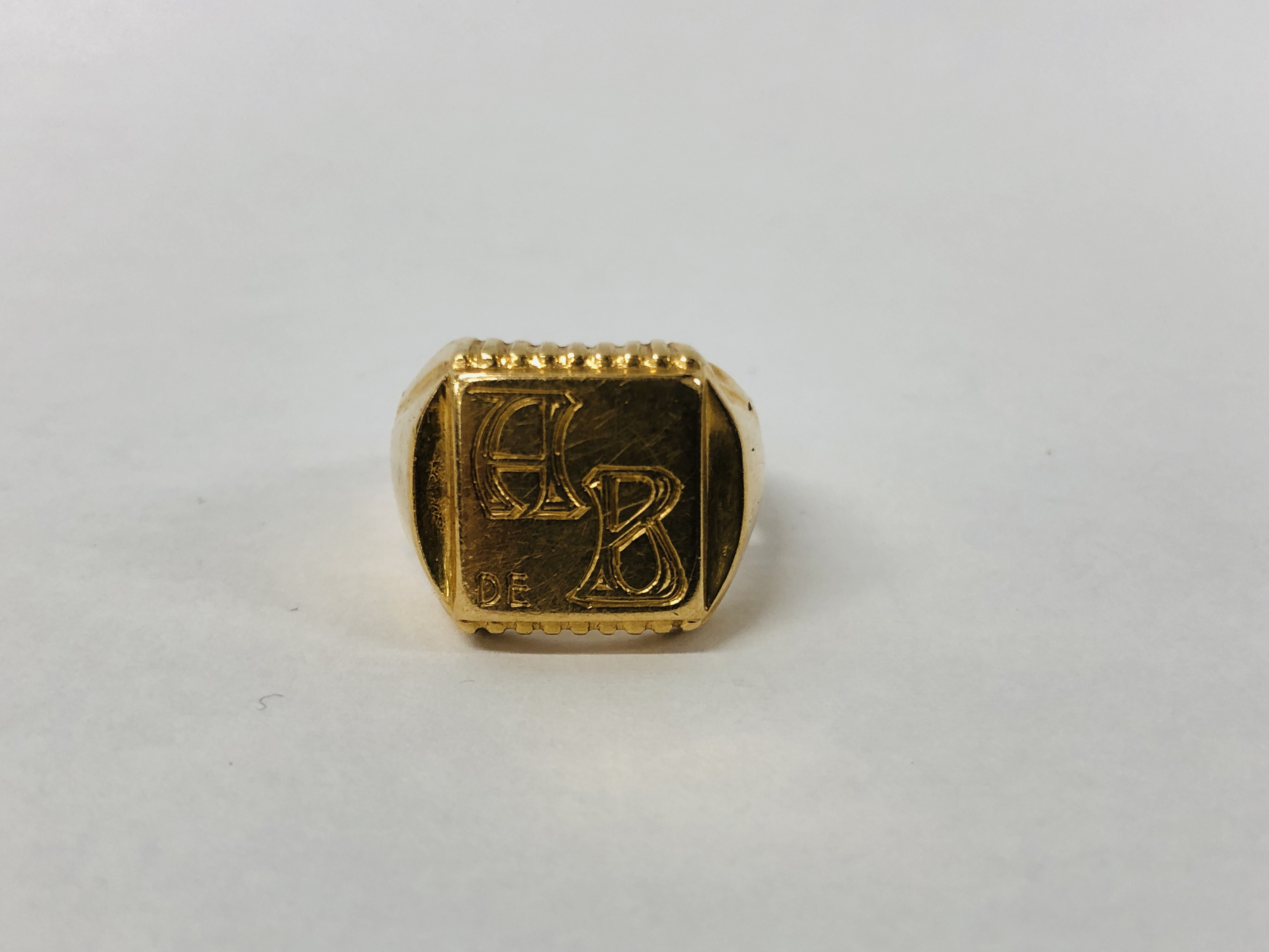 A GENTLEMAN'S SIGNET RING CONTINENTAL MARKS. - Image 7 of 11