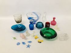 A COLLECTION OF COLOURED AND STUDIO GLASS TO INCLUDE LALIQUE STYLE FISH, SIGNED PIECES,