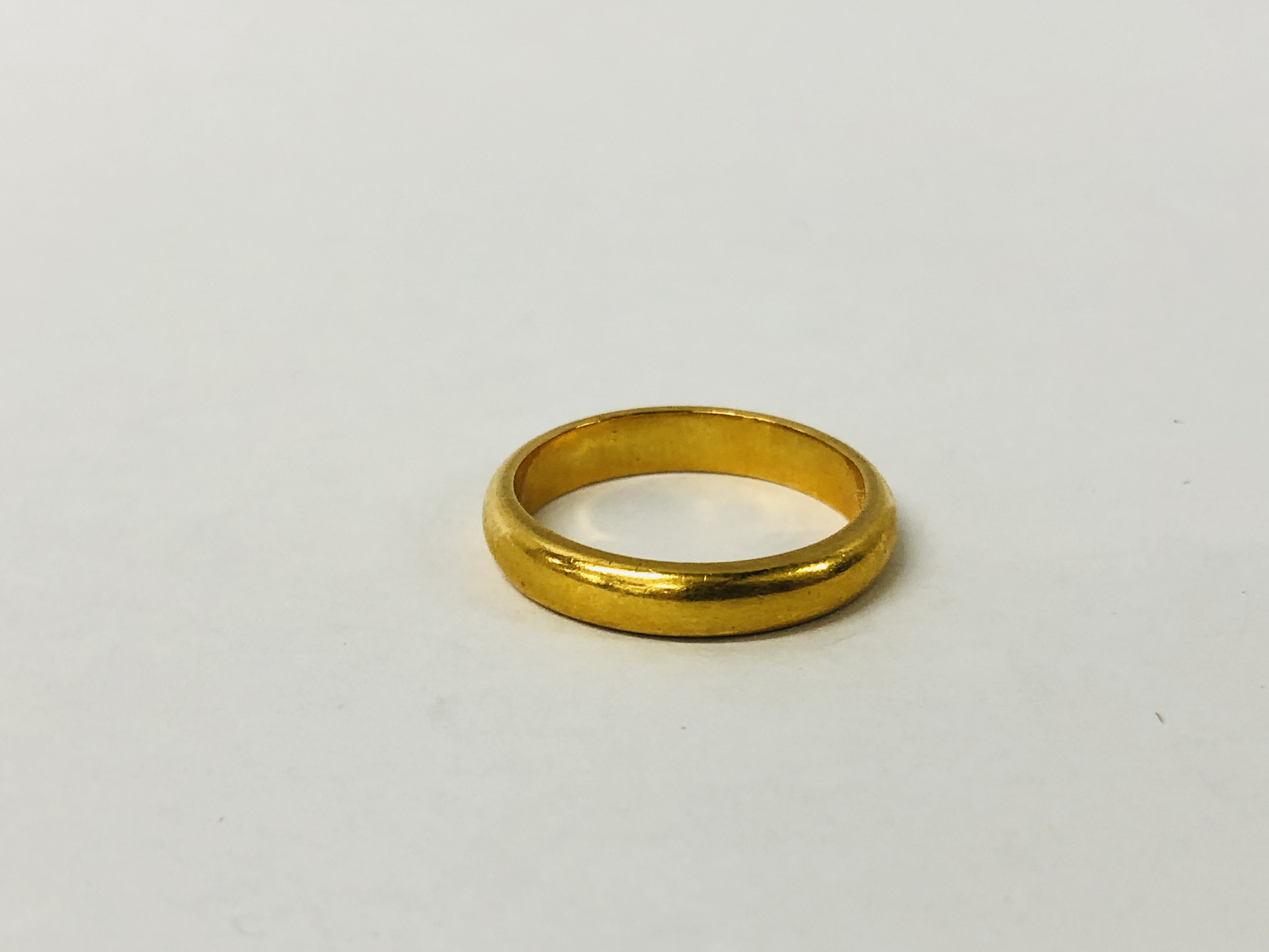 A 22CT GOLD WEDDING BAND. - Image 4 of 6