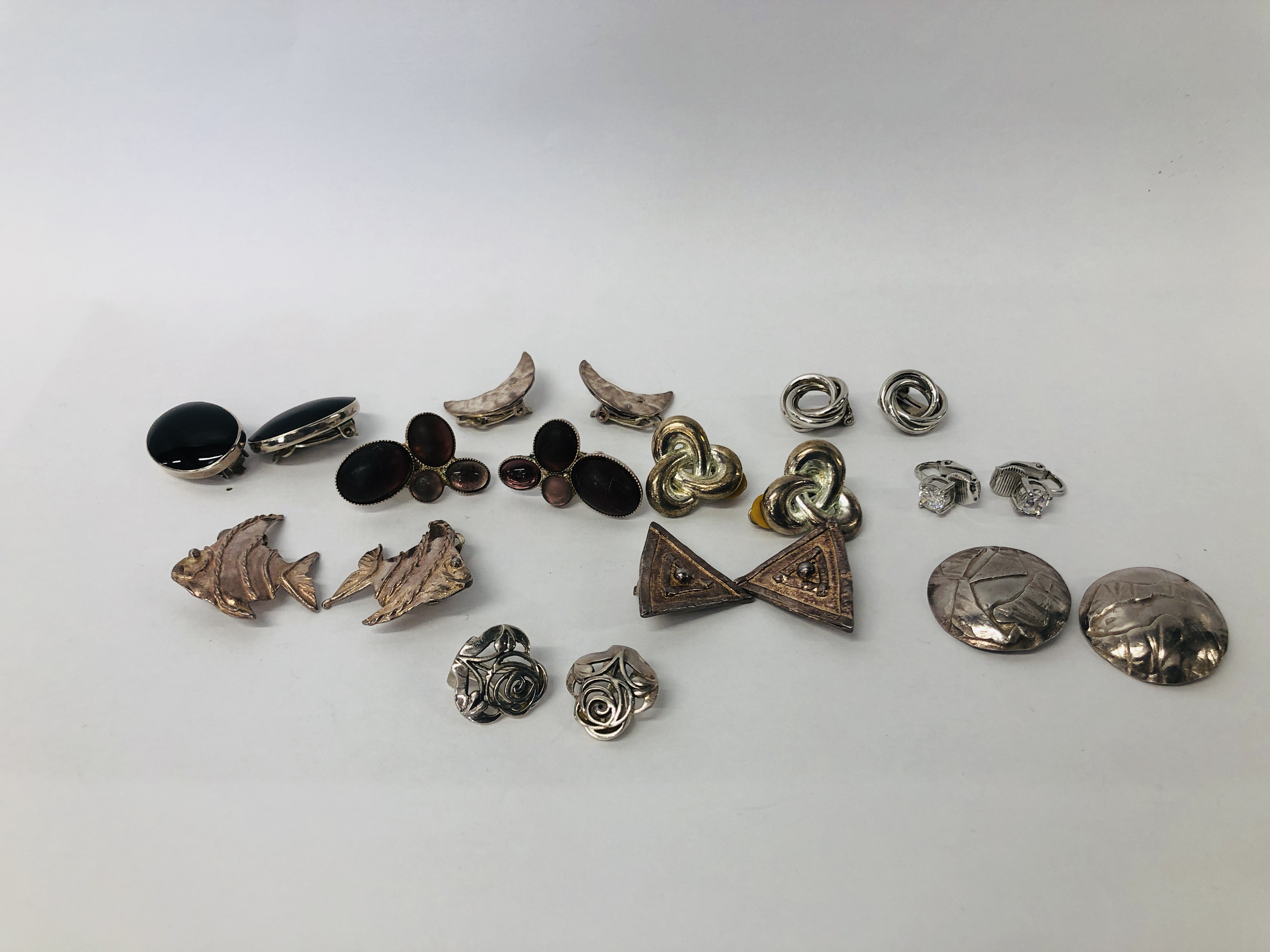 10 X ASSORTED PAIRS OF SILVER AND WHITE METAL CLIP ON EARRINGS TO INCLUDE MANY STUDIO HAND CRAFTED