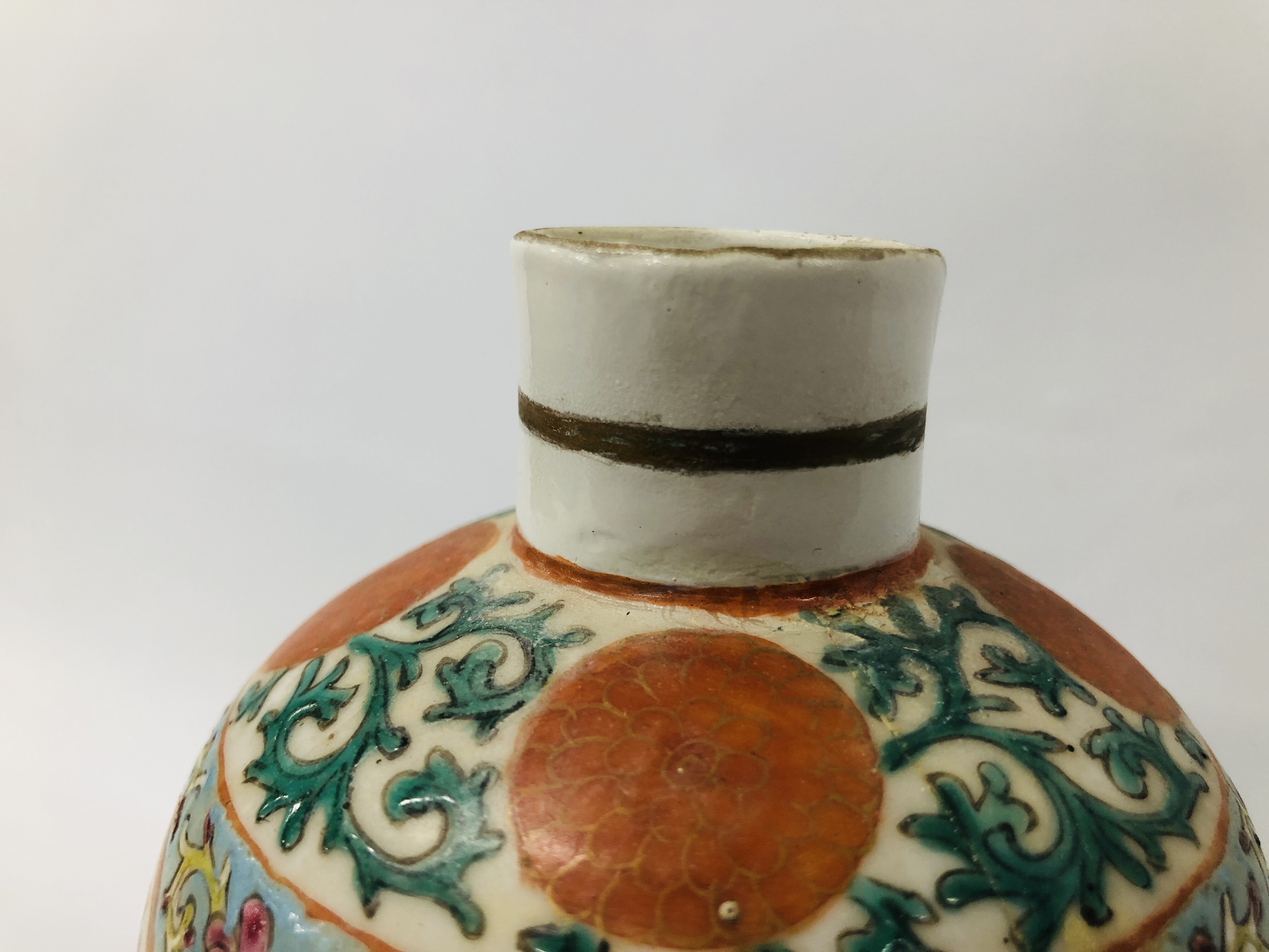 SIX PIECES OF ORIENTAL CERAMICS TO INCLUDE CYLINDRICAL VASE, BALUSTER VASE, - Image 24 of 29