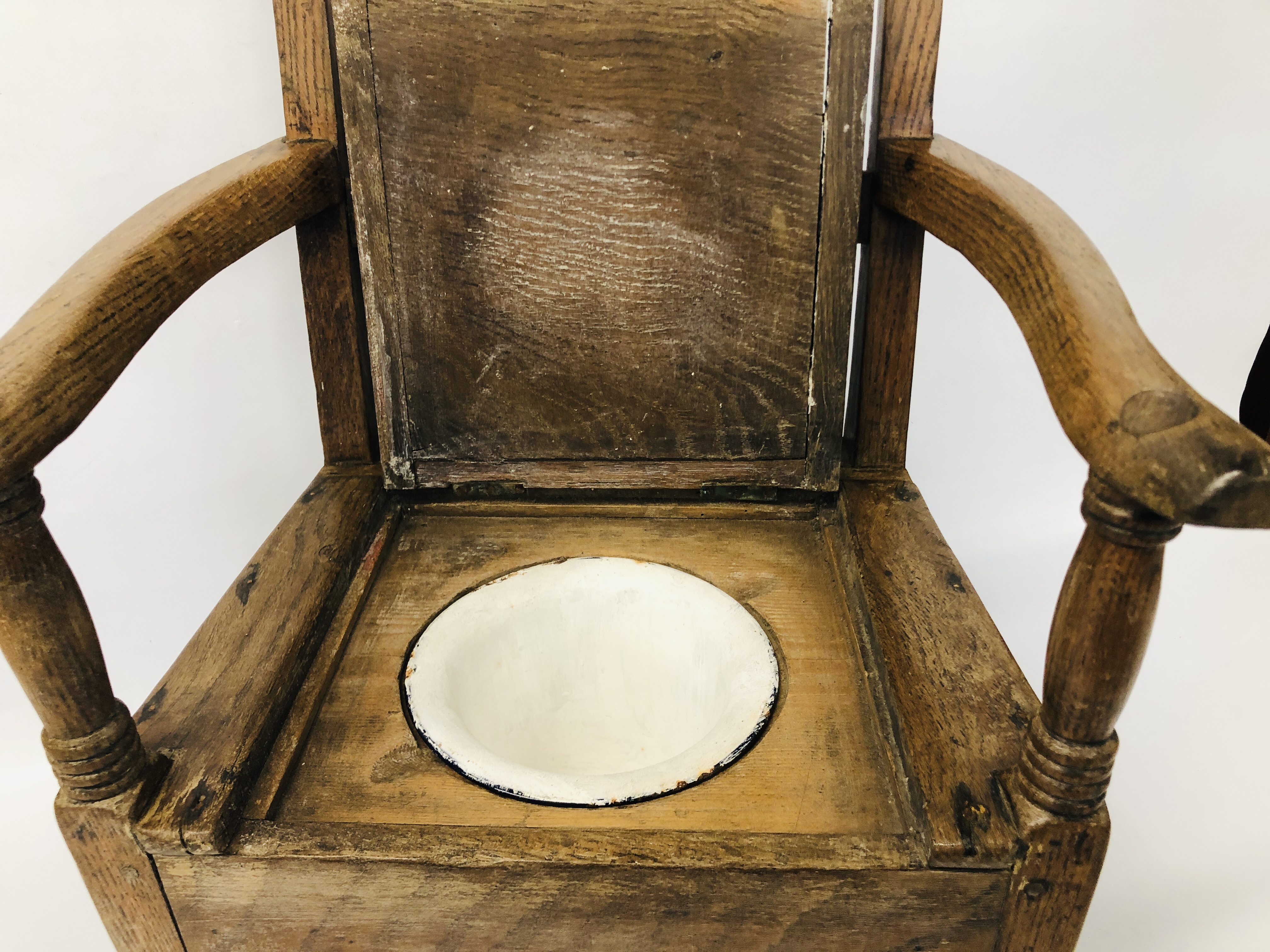 A CHILDS OAK GEORGIAN COMMODE CHAIR - Image 6 of 7