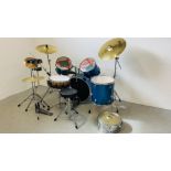 A FIVE PIECE PERCUSSION DRUM KIT TO INCLUDE PAISTE 101 SERIES HARDWARE,