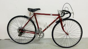 A HARRY QUINN VINTAGE GENTS 10 SPEED BICYCLE.