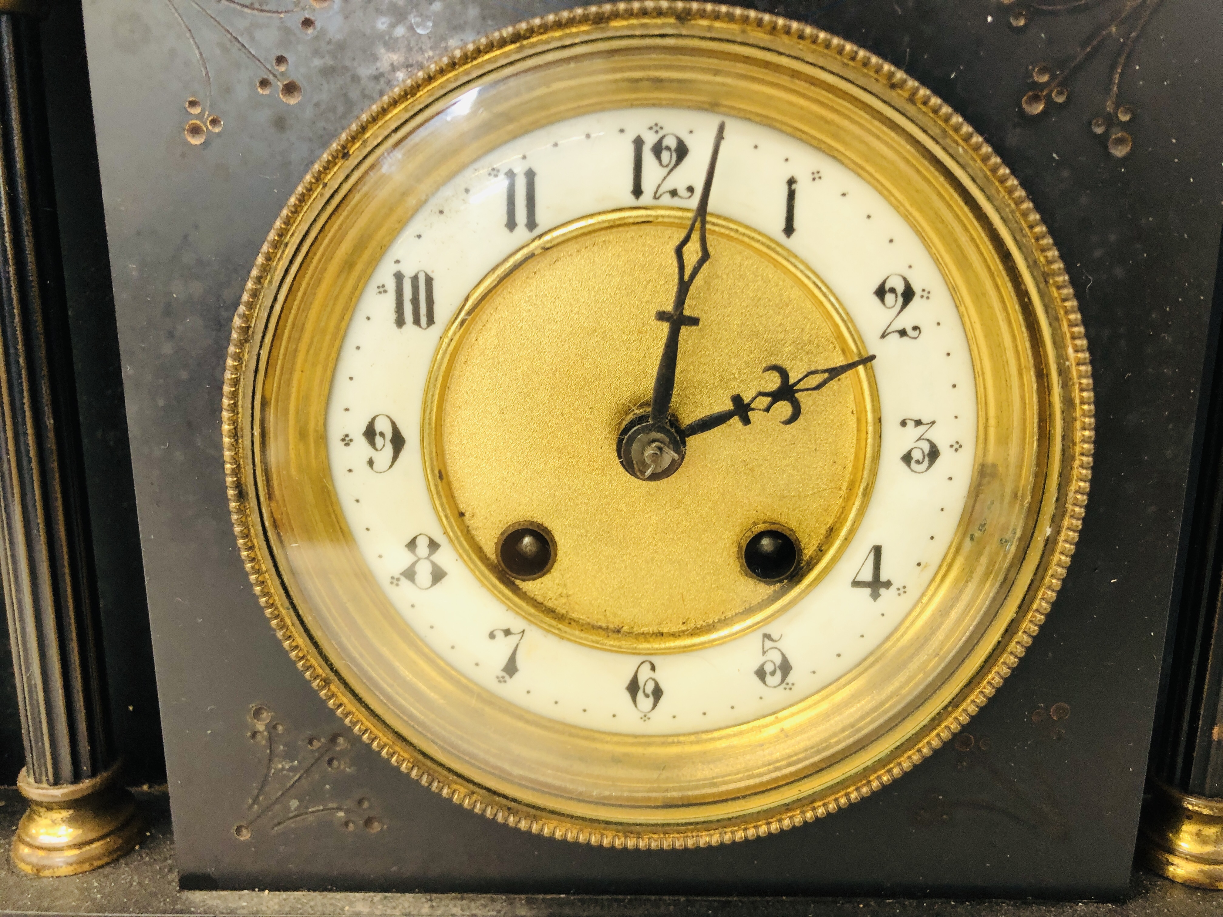 AN ANTIQUE SLATE MANTEL CLOCK WITH COLUMN SUPPORT AND ENAMELLED DIAL WITH PENDULUM (NOT CURRENTLY - Image 3 of 9