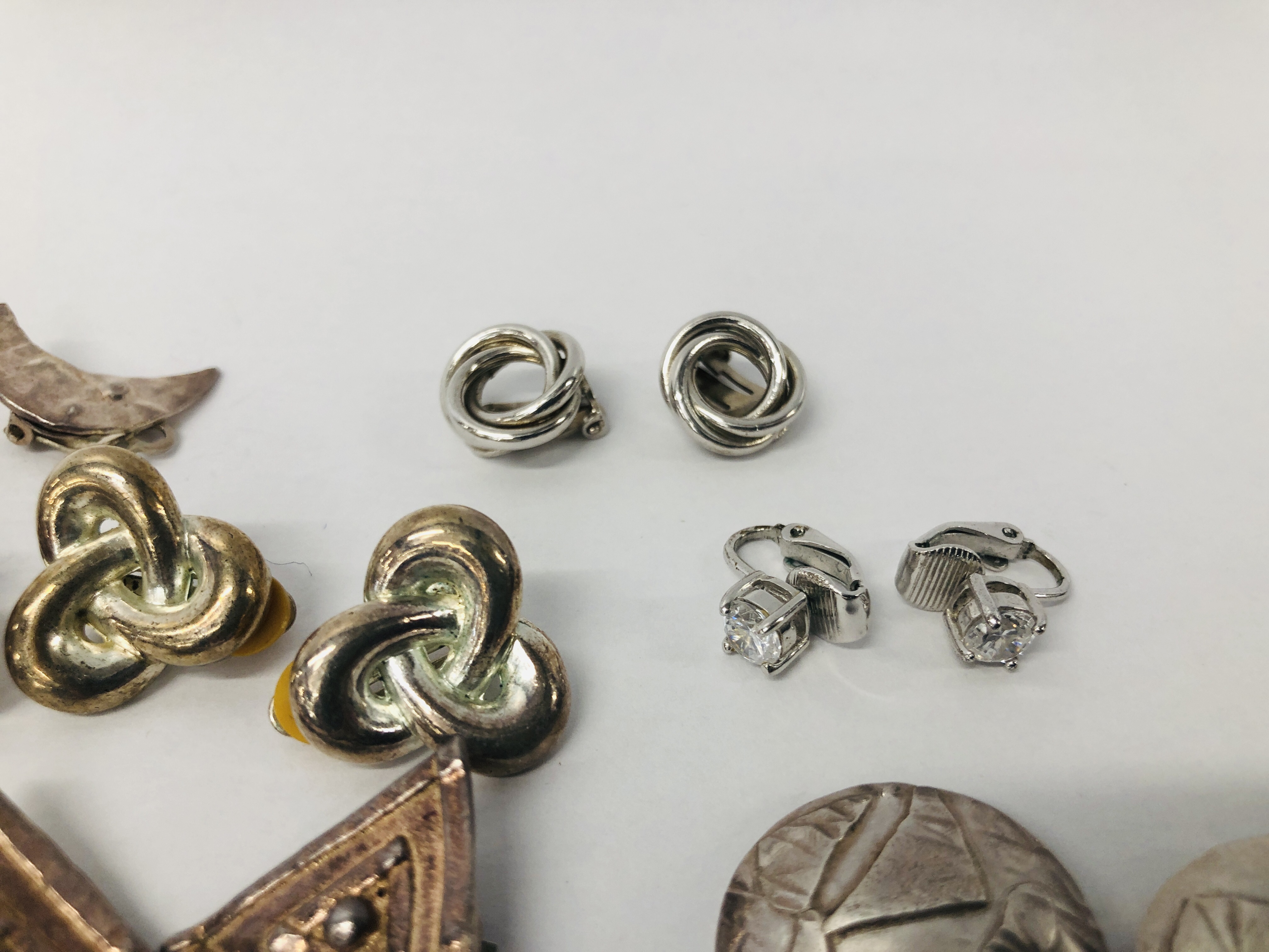 10 X ASSORTED PAIRS OF SILVER AND WHITE METAL CLIP ON EARRINGS TO INCLUDE MANY STUDIO HAND CRAFTED - Image 5 of 6